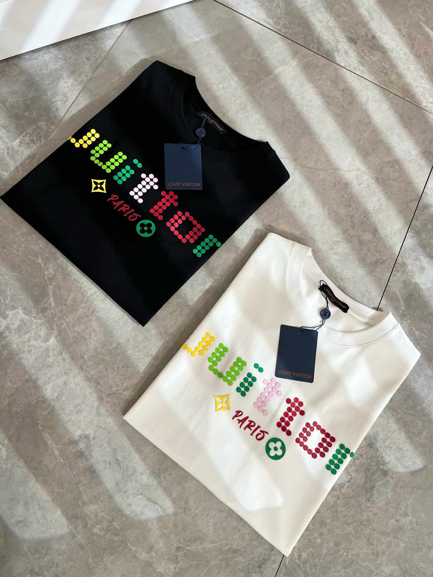   LouisVuitt*路易*登 2025春夏全新系列单品上线，非常时髦前卫的一款男女同款短袖T恤，标