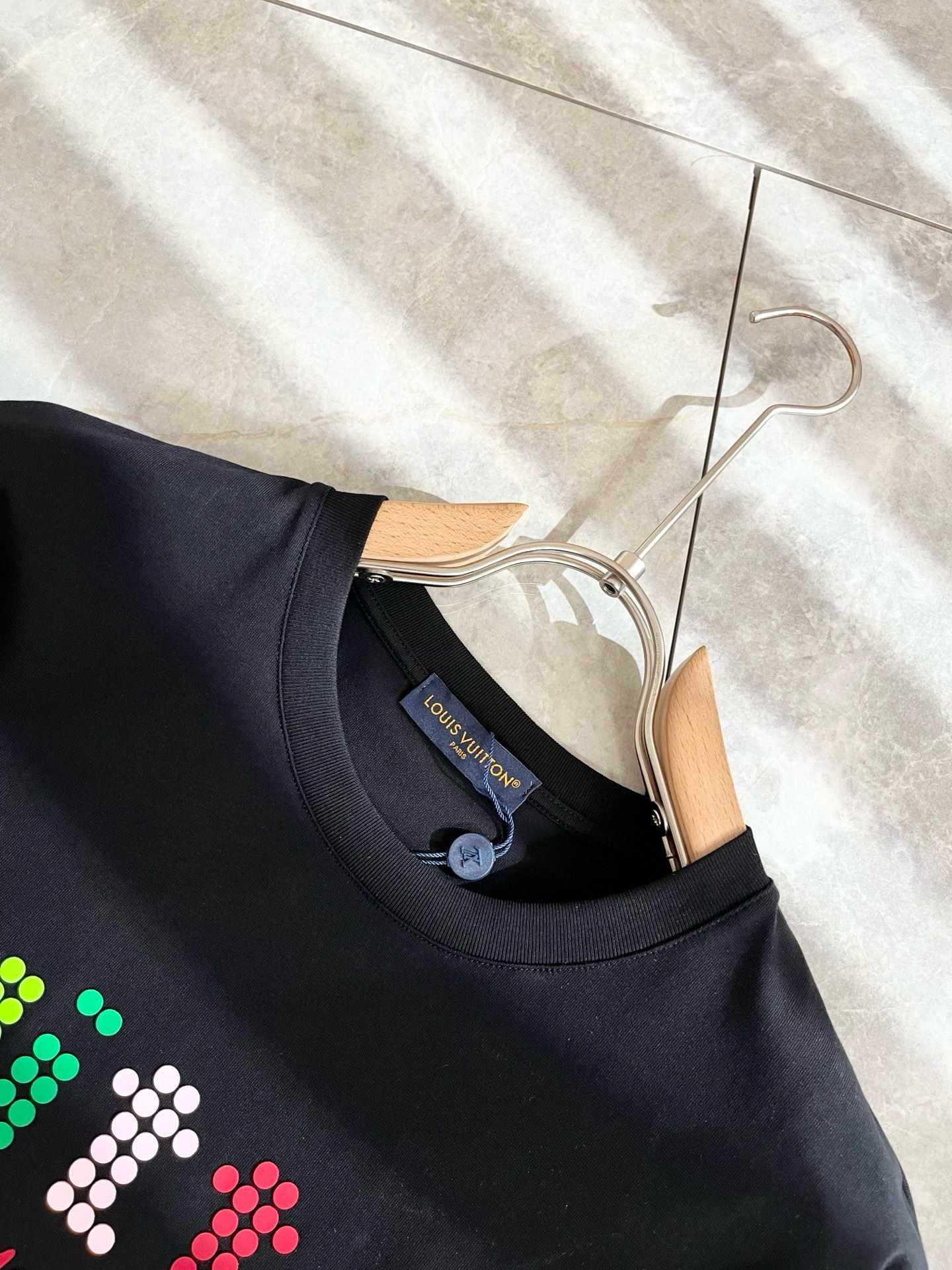   LouisVuitt*路易*登 2025春夏全新系列单品上线，非常时髦前卫的一款男女同款短袖T恤，标