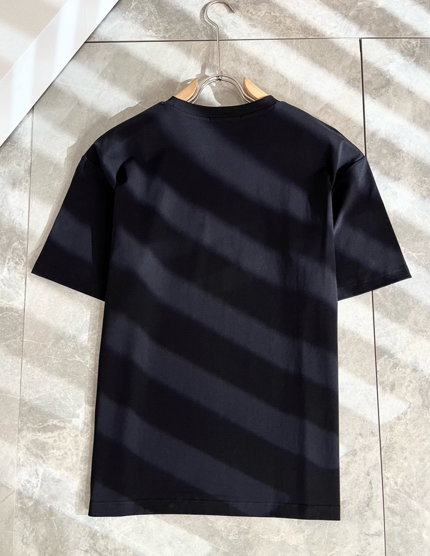   LouisVuitt*路易*登 2025春夏全新系列单品上线，非常时髦前卫的一款男女同款短袖T恤，标