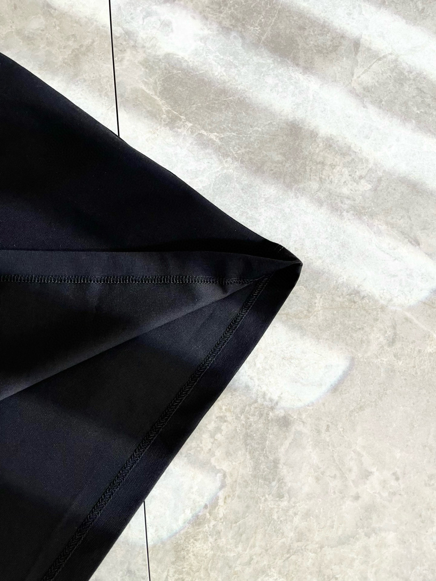   LouisVuitt*路易*登 2025春夏全新系列单品上线，非常时髦前卫的一款男女同款短袖T恤，标