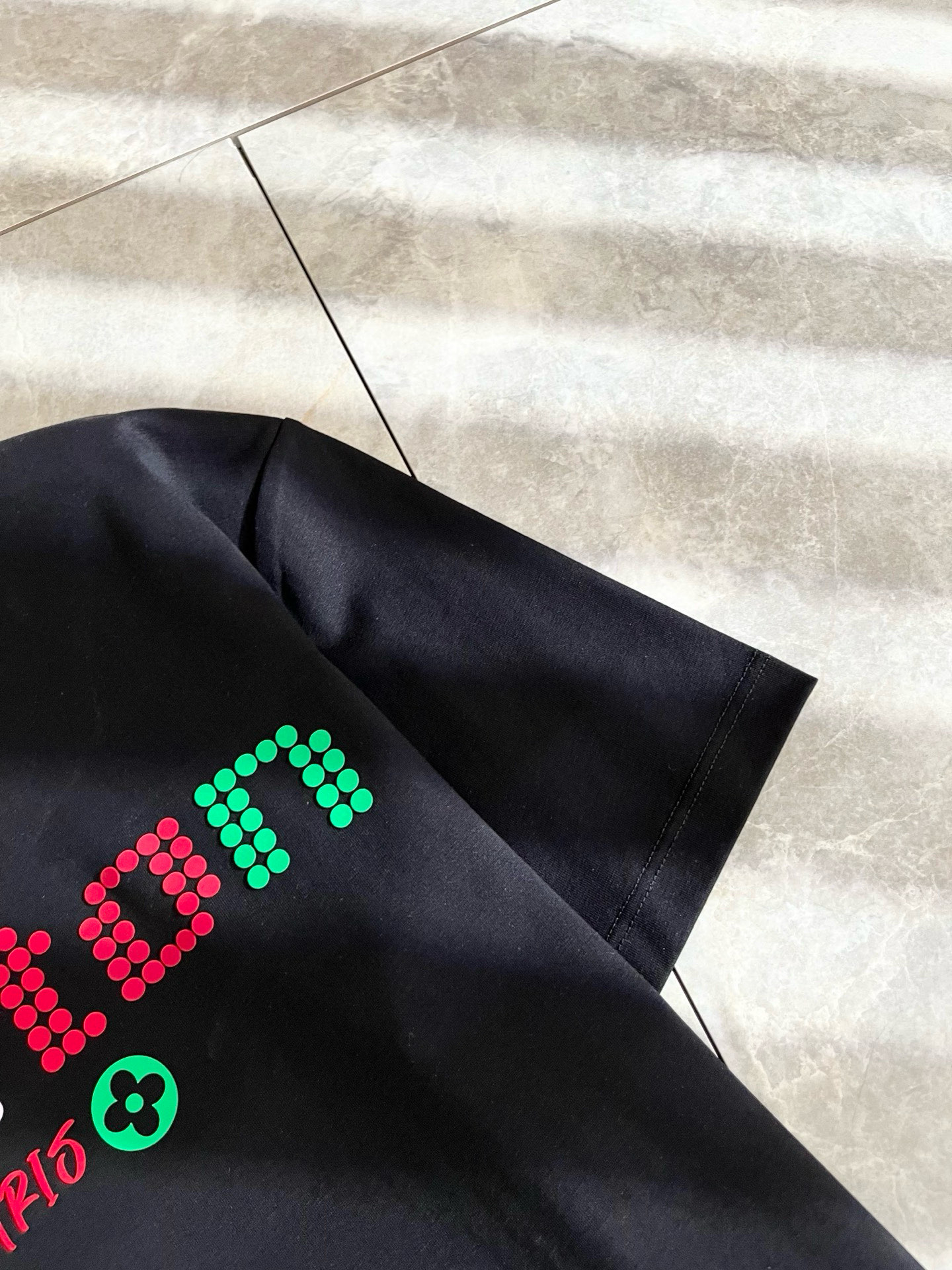   LouisVuitt*路易*登 2025春夏全新系列单品上线，非常时髦前卫的一款男女同款短袖T恤，标