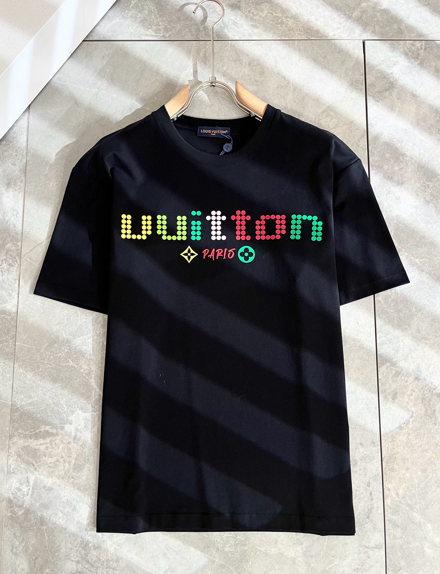   LouisVuitt*路易*登 2025春夏全新系列单品上线，非常时髦前卫的一款男女同款短袖T恤，标