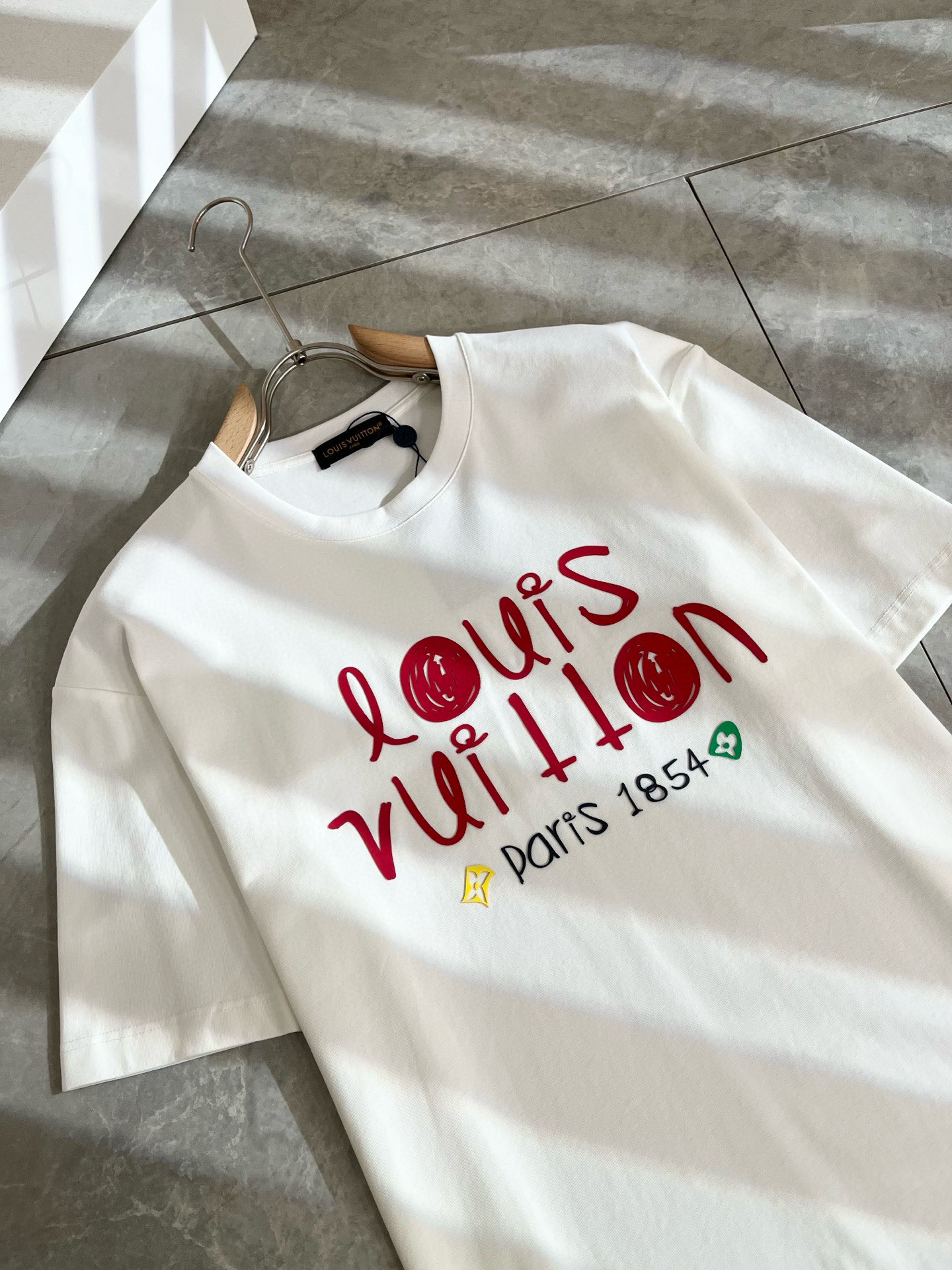   LouisVuitt*路易*登 2025春夏全新系列单品上线，非常时髦前卫的一款男女同款短袖T恤，标