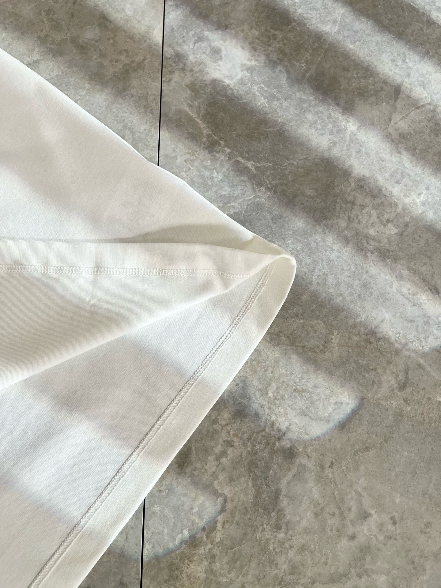   LouisVuitt*路易*登 2025春夏全新系列单品上线，非常时髦前卫的一款男女同款短袖T恤，标