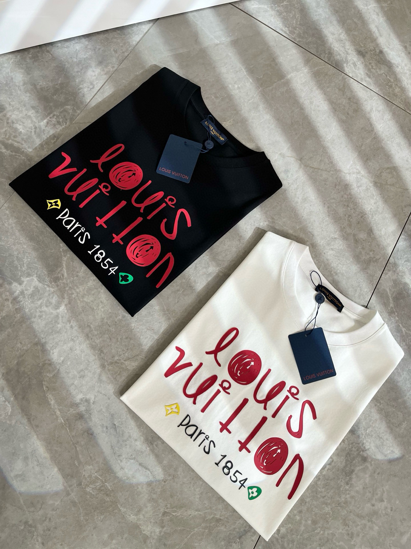   LouisVuitt*路易*登 2025春夏全新系列单品上线，非常时髦前卫的一款男女同款短袖T恤，标