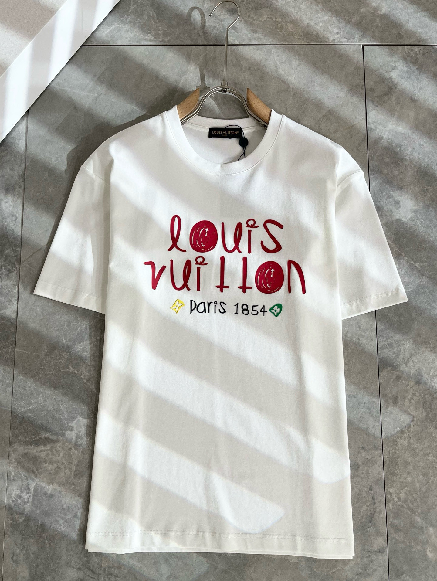   LouisVuitt*路易*登 2025春夏全新系列单品上线，非常时髦前卫的一款男女同款短袖T恤，标