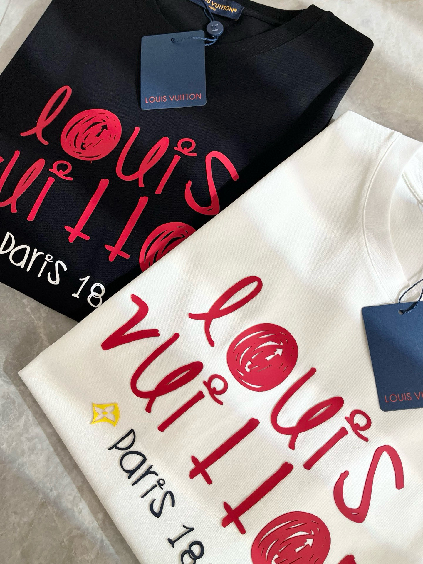   LouisVuitt*路易*登 2025春夏全新系列单品上线，非常时髦前卫的一款男女同款短袖T恤，标