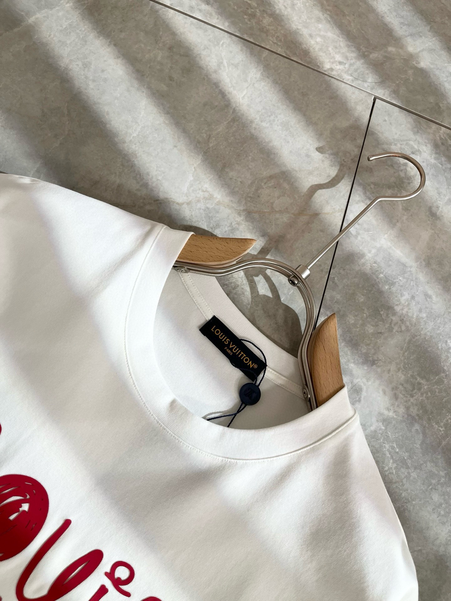   LouisVuitt*路易*登 2025春夏全新系列单品上线，非常时髦前卫的一款男女同款短袖T恤，标