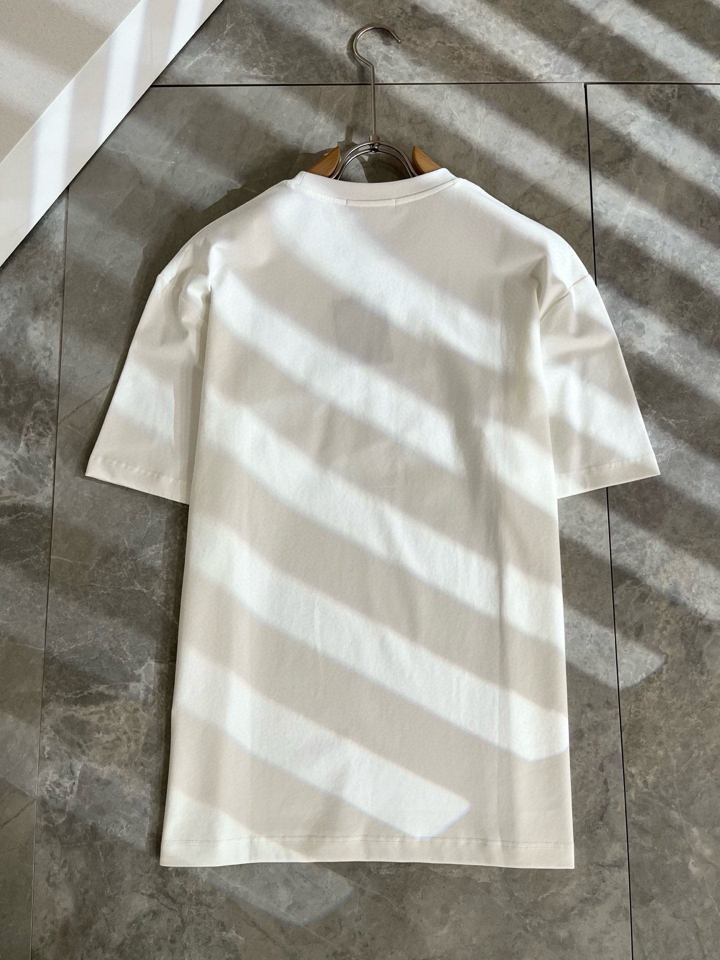   LouisVuitt*路易*登 2025春夏全新系列单品上线，非常时髦前卫的一款男女同款短袖T恤，标