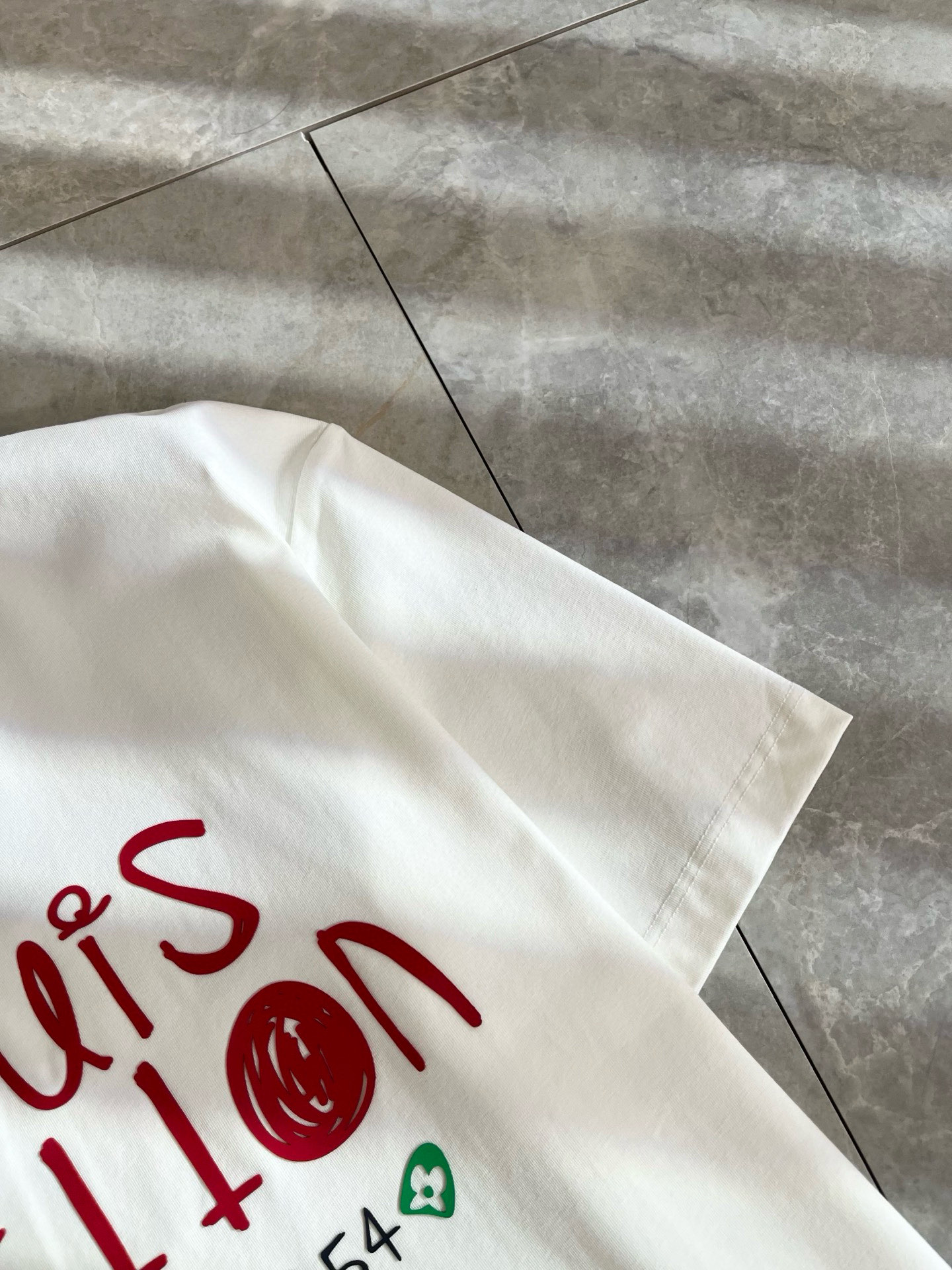   LouisVuitt*路易*登 2025春夏全新系列单品上线，非常时髦前卫的一款男女同款短袖T恤，标