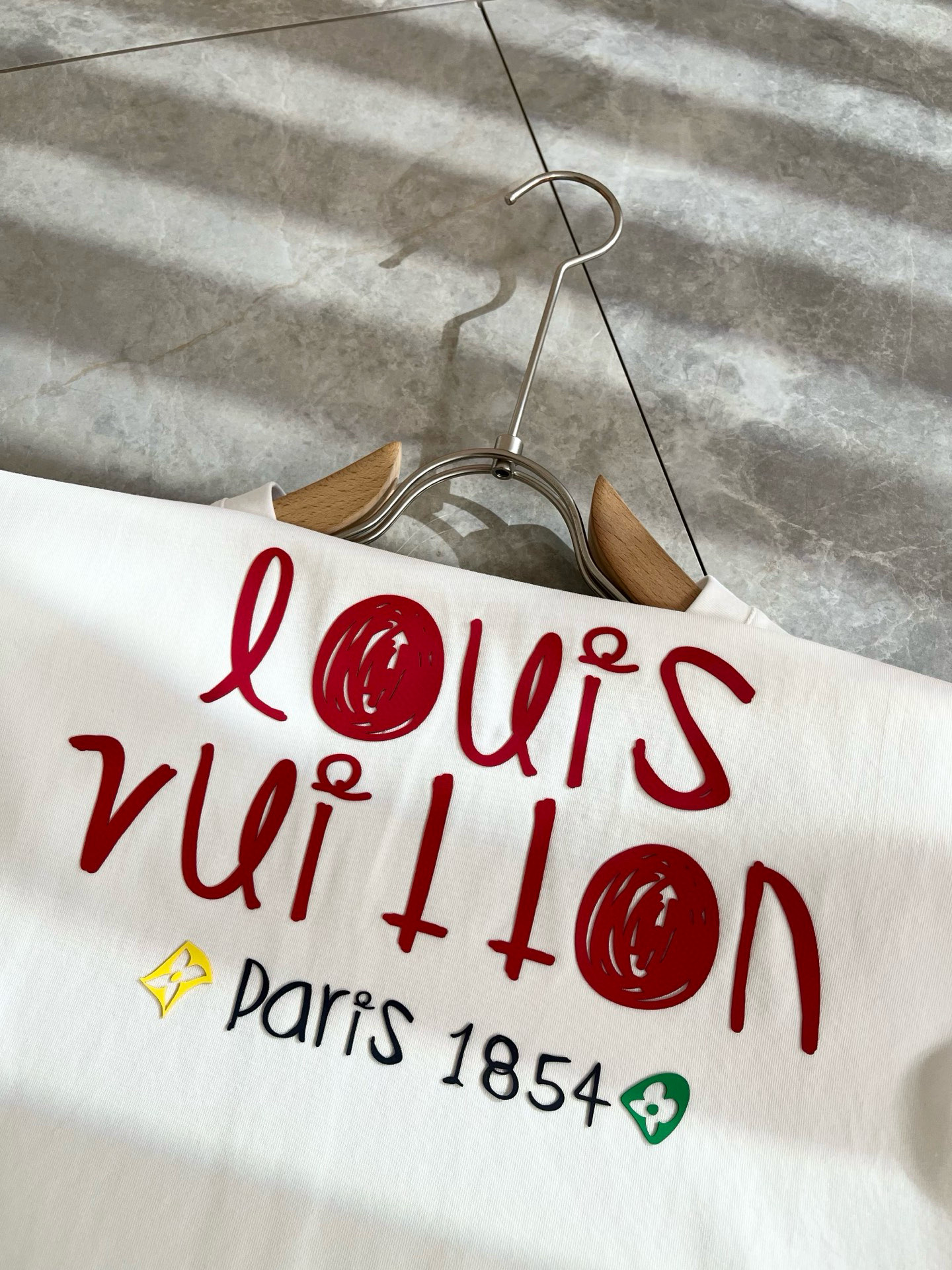   LouisVuitt*路易*登 2025春夏全新系列单品上线，非常时髦前卫的一款男女同款短袖T恤，标