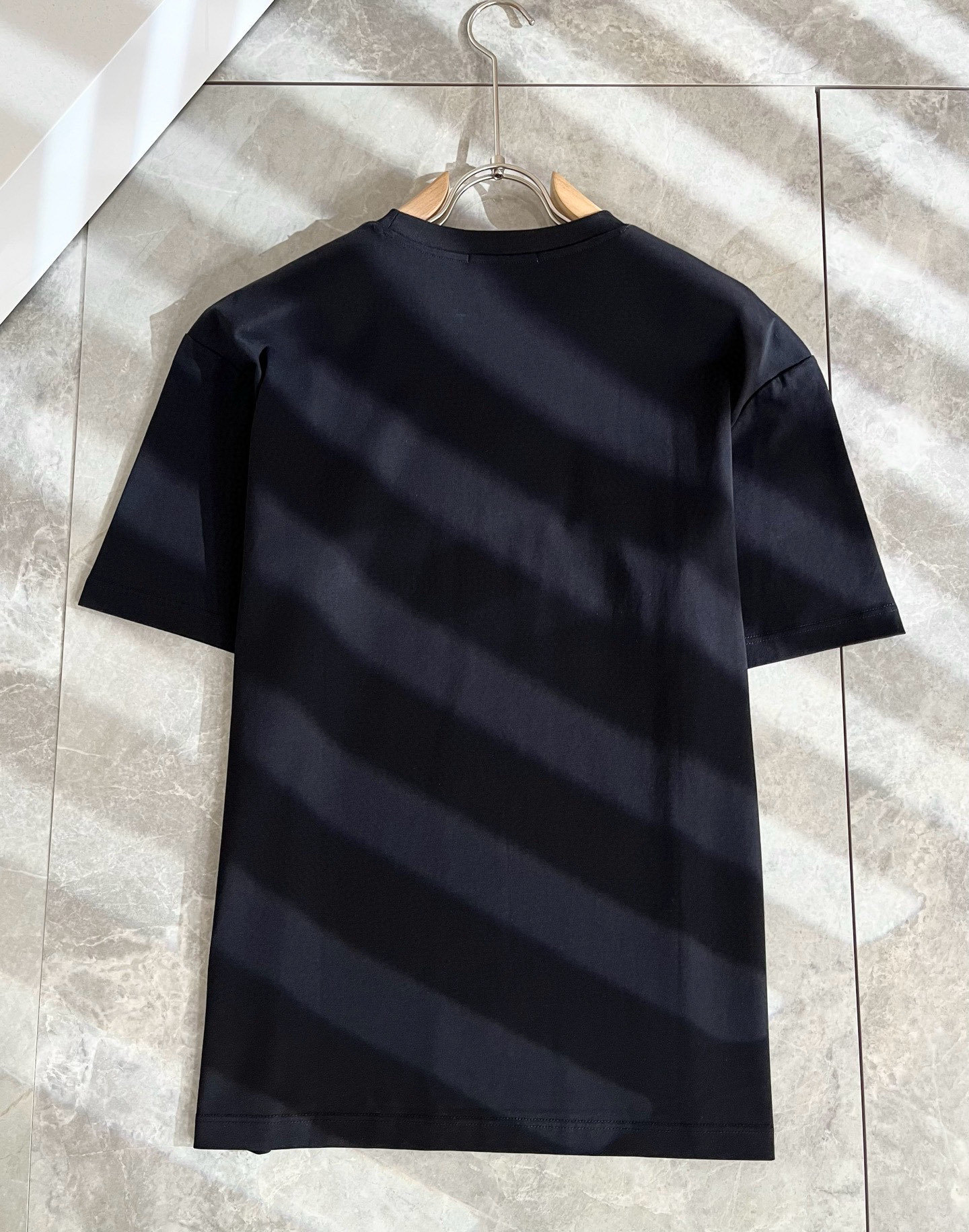   LouisVuitt*路易*登 2025春夏全新系列单品上线，非常时髦前卫的一款男女同款短袖T恤，标