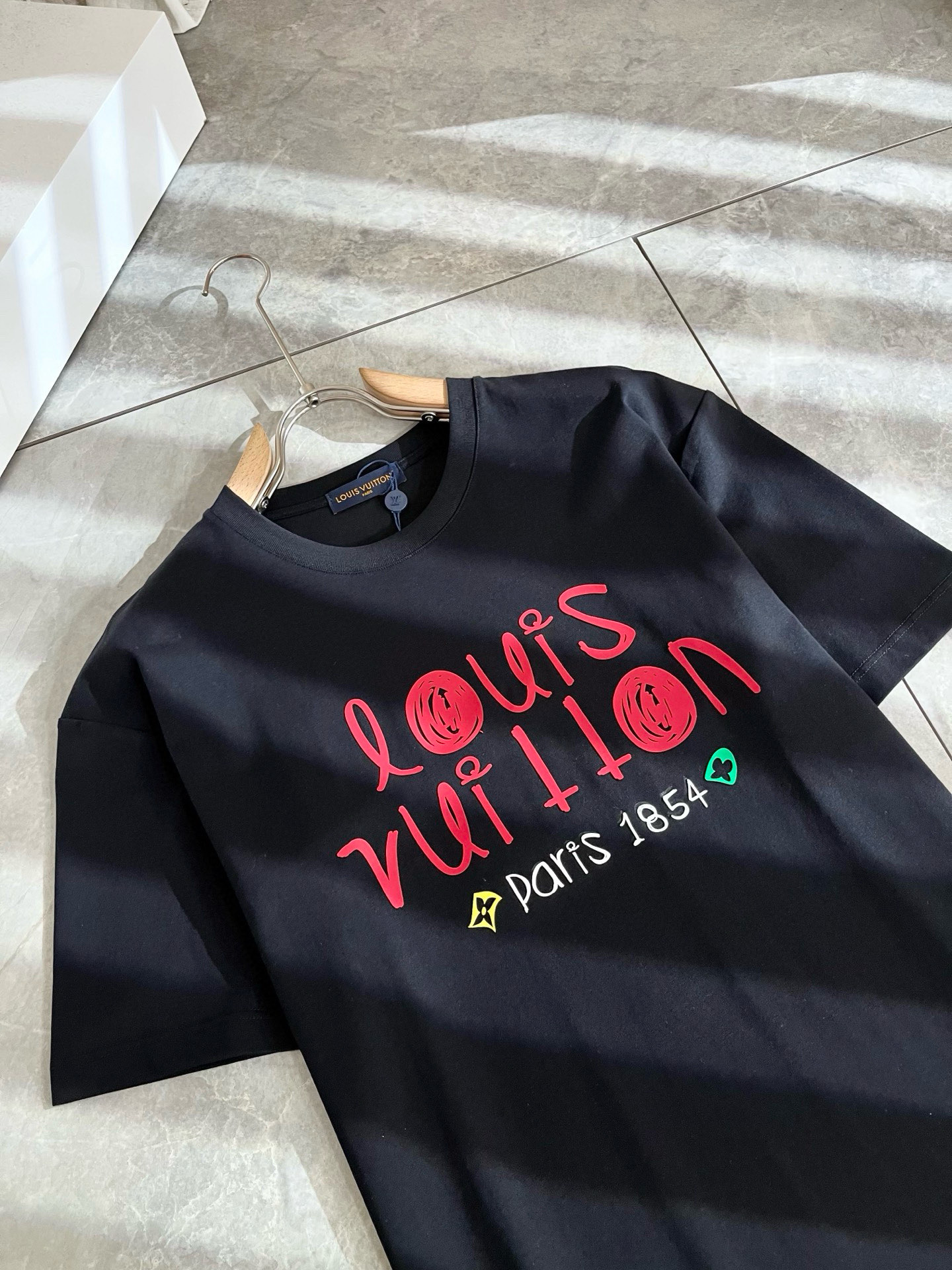   LouisVuitt*路易*登 2025春夏全新系列单品上线，非常时髦前卫的一款男女同款短袖T恤，标