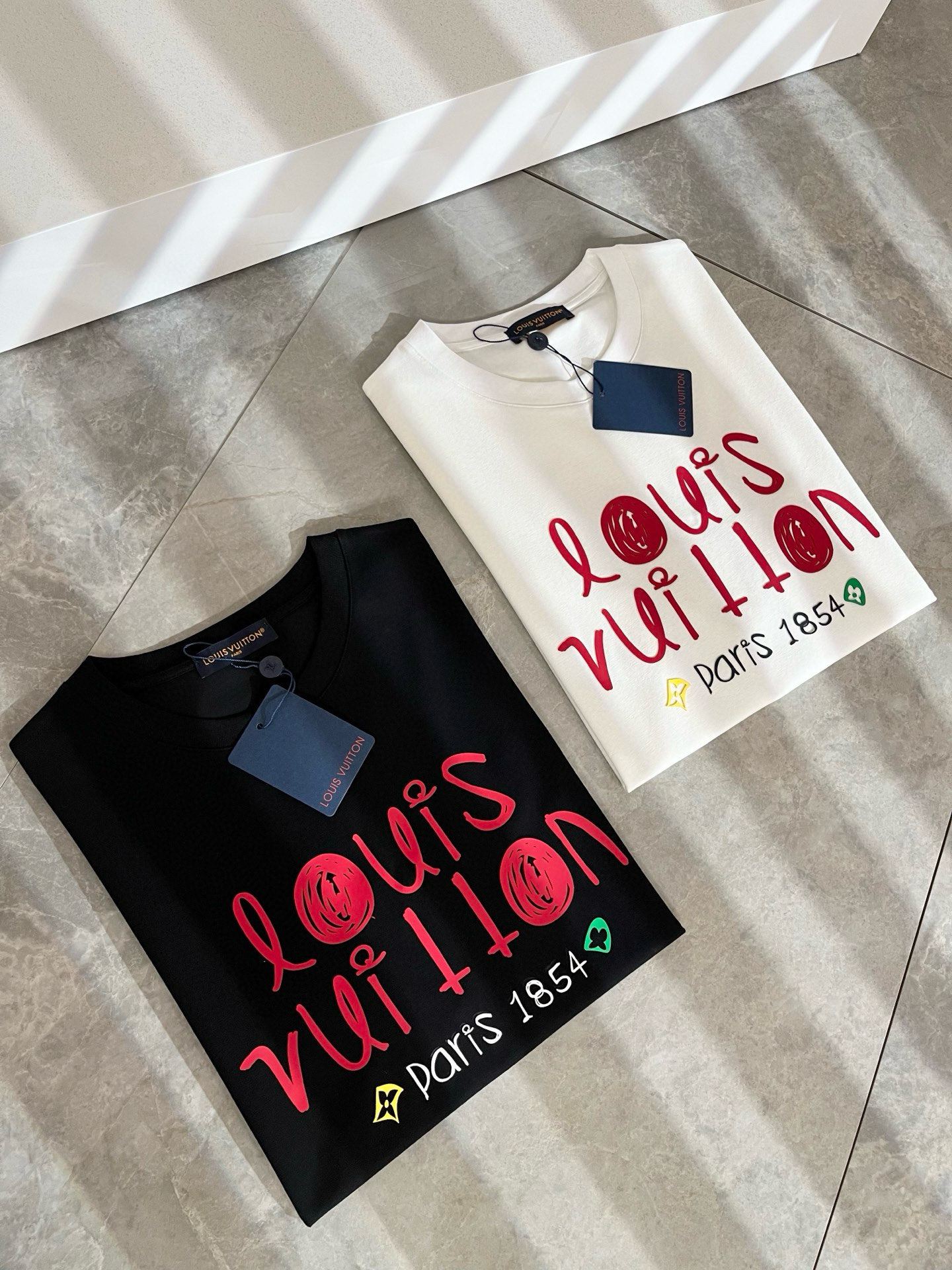   LouisVuitt*路易*登 2025春夏全新系列单品上线，非常时髦前卫的一款男女同款短袖T恤，标