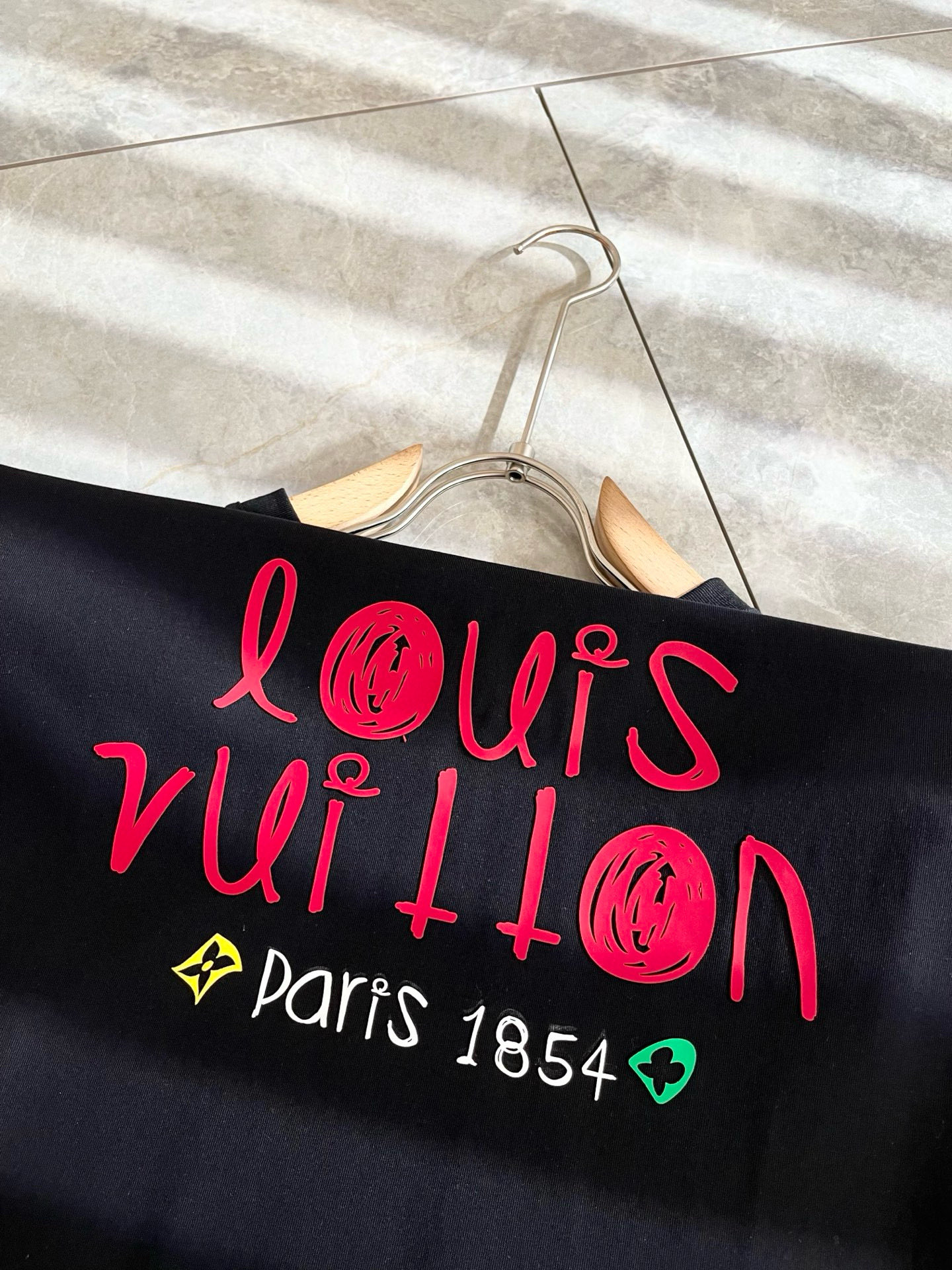   LouisVuitt*路易*登 2025春夏全新系列单品上线，非常时髦前卫的一款男女同款短袖T恤，标