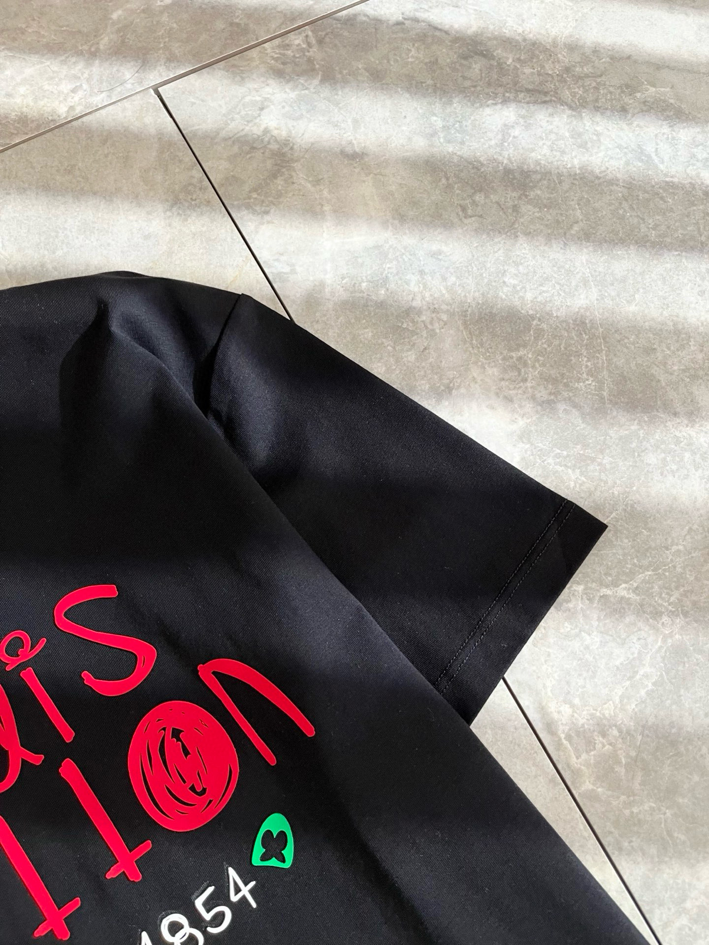   LouisVuitt*路易*登 2025春夏全新系列单品上线，非常时髦前卫的一款男女同款短袖T恤，标