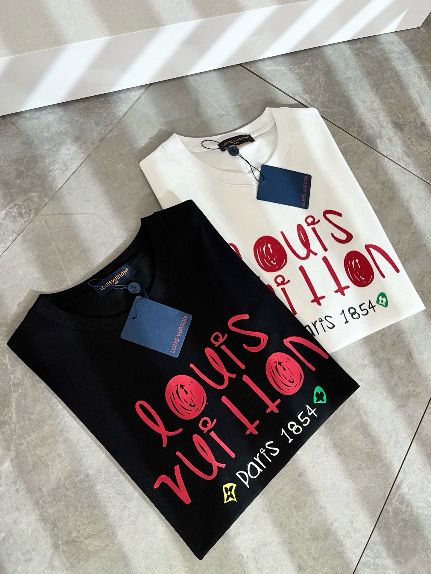   LouisVuitt*路易*登 2025春夏全新系列单品上线，非常时髦前卫的一款男女同款短袖T恤，标