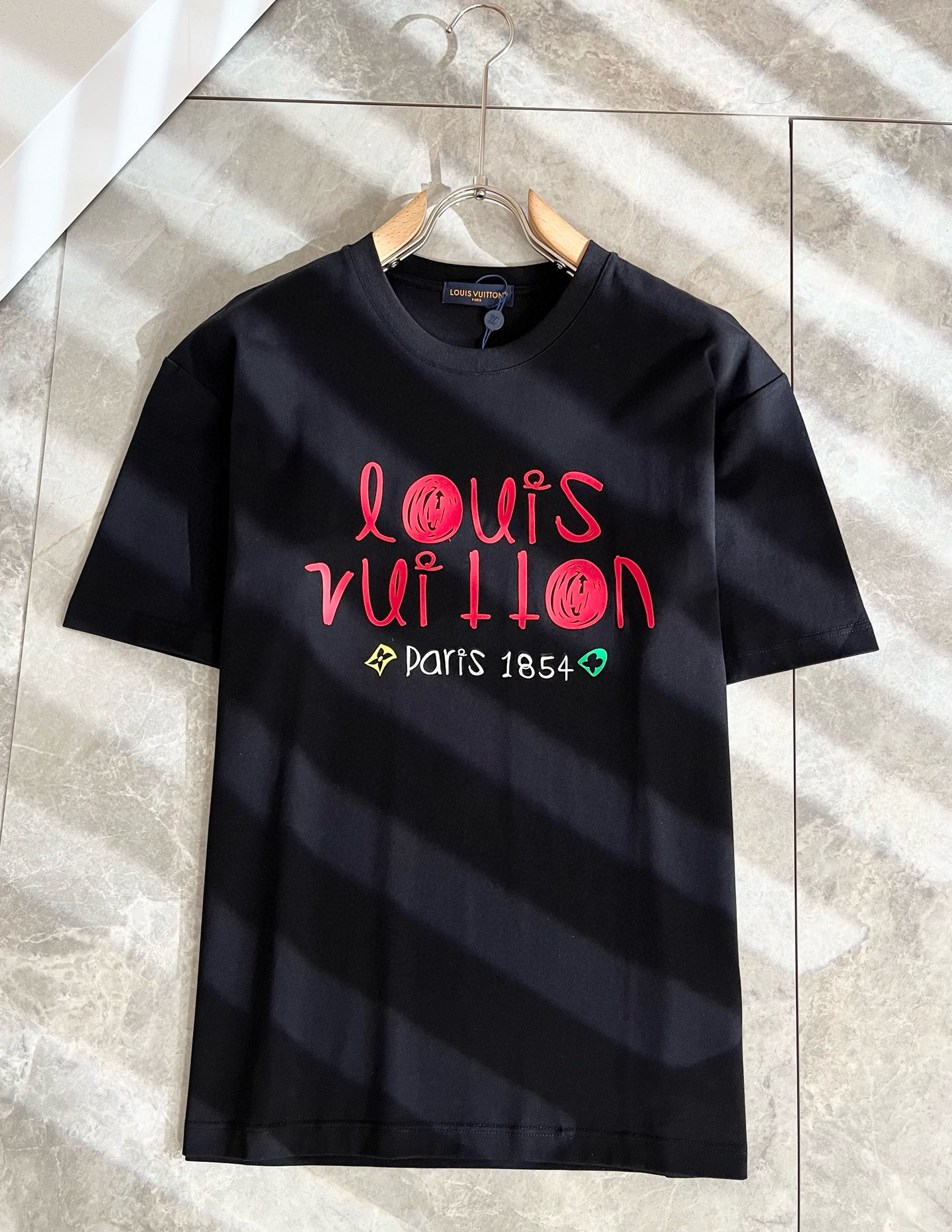   LouisVuitt*路易*登 2025春夏全新系列单品上线，非常时髦前卫的一款男女同款短袖T恤，标