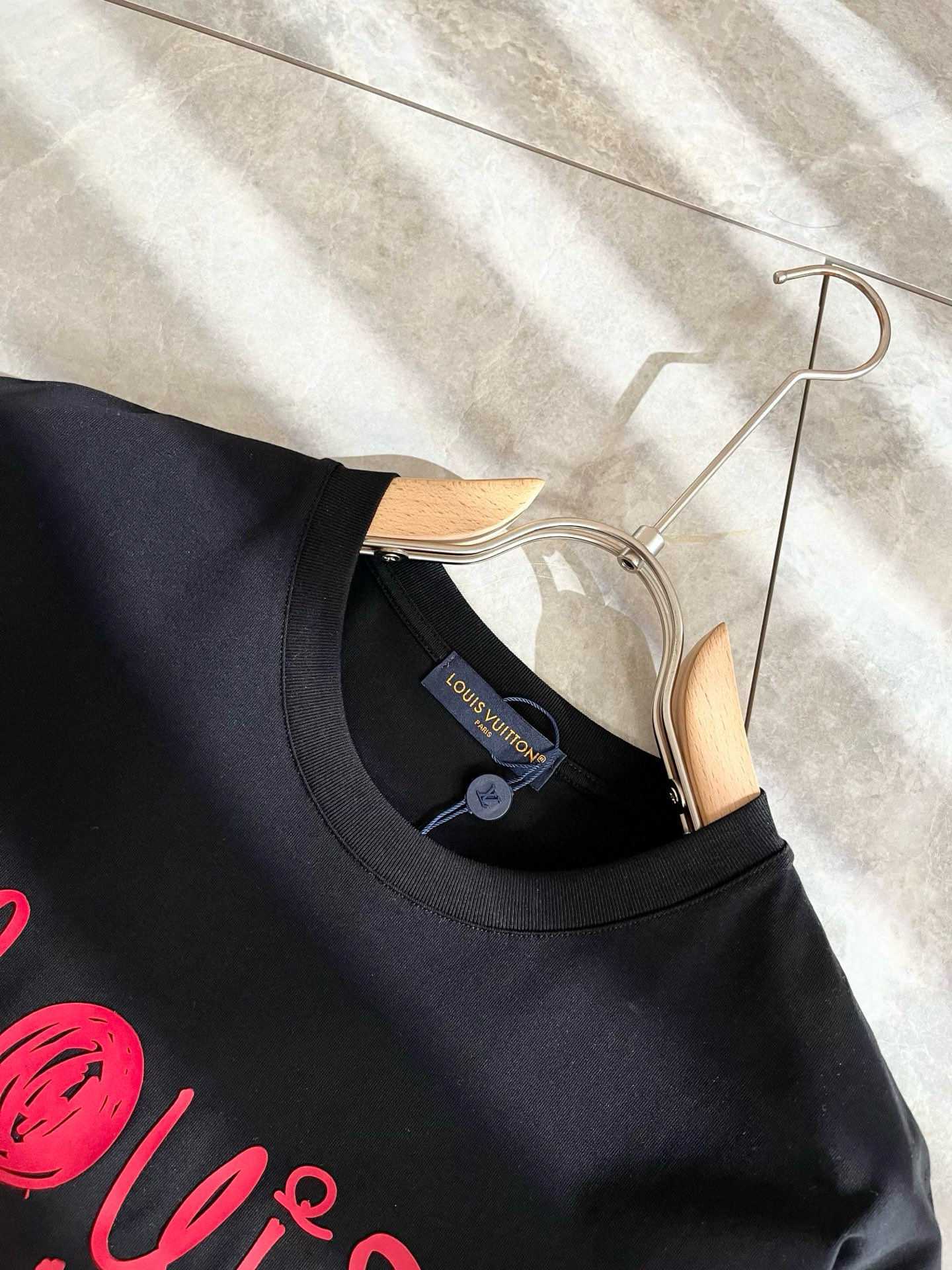   LouisVuitt*路易*登 2025春夏全新系列单品上线，非常时髦前卫的一款男女同款短袖T恤，标