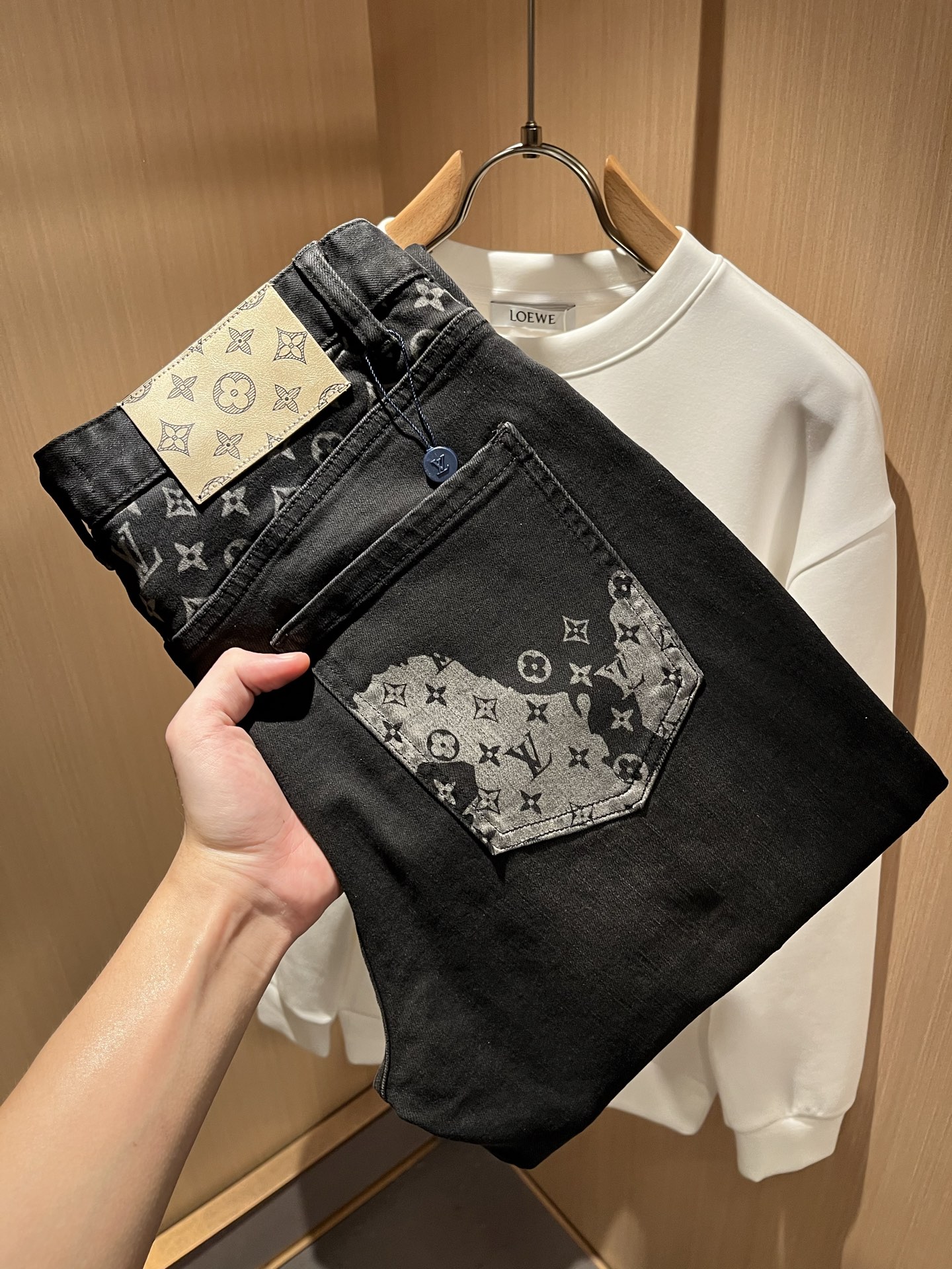 NO:523265,Louis Vuitto*Louis*Deng 2025 autumn and winter new men's classic wash small straight jeans. Excellent upper body performance, a versatile choice, and a great value-for-money sharing!  !  As a classic combination of simple elements for boys, the design logo waist brand pattern decoration!  The classic jeans series of Louis on the road is a legendary item in the industry and a lasting item. Many men with senior economic strength are guests of the Louis family. Countless bigwigs have performed this sentence. This is even circulated in the fashion circle. It is made of top denim jeans. After high-end washing process, it is of great grade and luxury. Nameplate waist brand hardware logo auxiliary material design!  The fabric is excellent and comfortable on the upper body, giving people a full of trendy and fashionable atmosphere, interpreting luxury and trend to the extreme. The classic, exquisite and precise straight-tube cutting design, and the thickness can be even better across all seasons!  Size 29-3835 37, louis vuitton,louis vuitton,alexander wang19860909Louis Vuitto*路易*登2025秋冬新款男士经典水洗小直筒牛仔长裤.绝佳的上身性能,百搭之选,超值性价比分享！！作为男生简约元素经典搭配,设计logo腰牌图案修饰！路遇路易经典仔裤系列,这个一直是业内的传奇单品,也是经久不衰的单品,很多具有资深经济实力的男人都是路易家族的座上客,无数的大佬都曾演绎过,时尚圈更是流传这么一句话,顶级丹宁牛仔面料打造而成,经高端水洗工艺处理后,极具档次与奢华感.铭牌腰牌五金logo辅料设计！面料极好上身舒适,给人满满的潮流时髦气息,将奢华与潮流感演绎到了极致,经典精湛精准的直筒版型裁剪设计,厚度更是能横跨四季必入好款！ 尺码29-3835 37,,louis vuitton,louis vuitton,alexander wang,Men's clothing