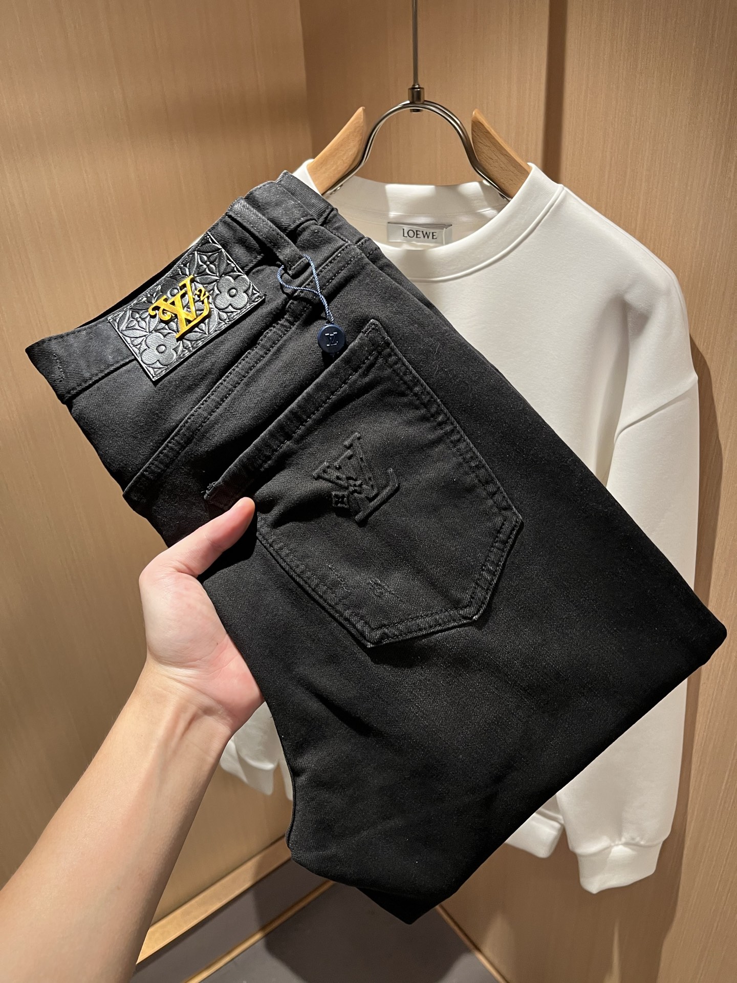   Louis Vuitto*路易*登2025秋冬新款男士经典水洗小直筒牛仔长裤。绝佳的上身性能，百搭之