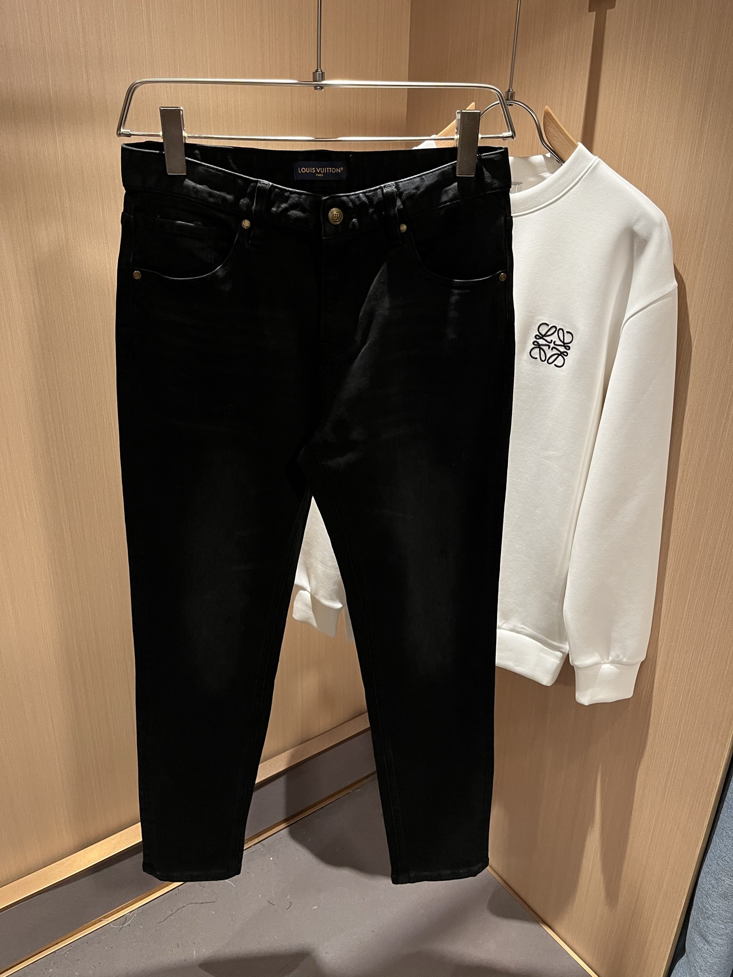   Louis Vuitto*路易*登2025秋冬新款男士经典水洗小直筒牛仔长裤。绝佳的上身性能，百搭之