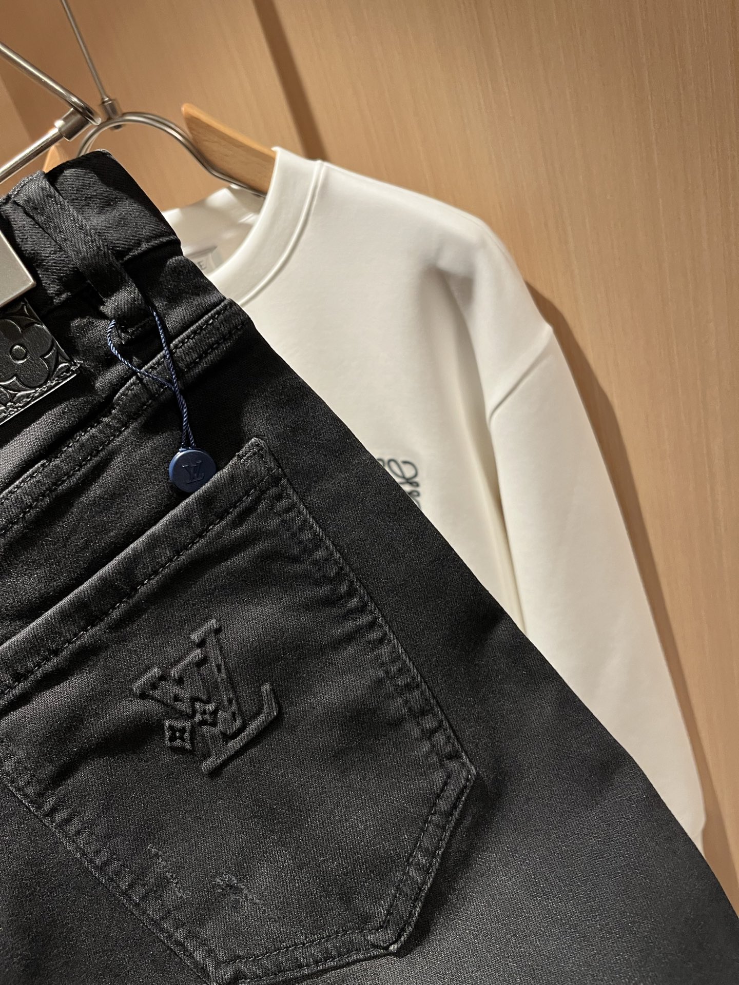   Louis Vuitto*路易*登2025秋冬新款男士经典水洗小直筒牛仔长裤。绝佳的上身性能，百搭之