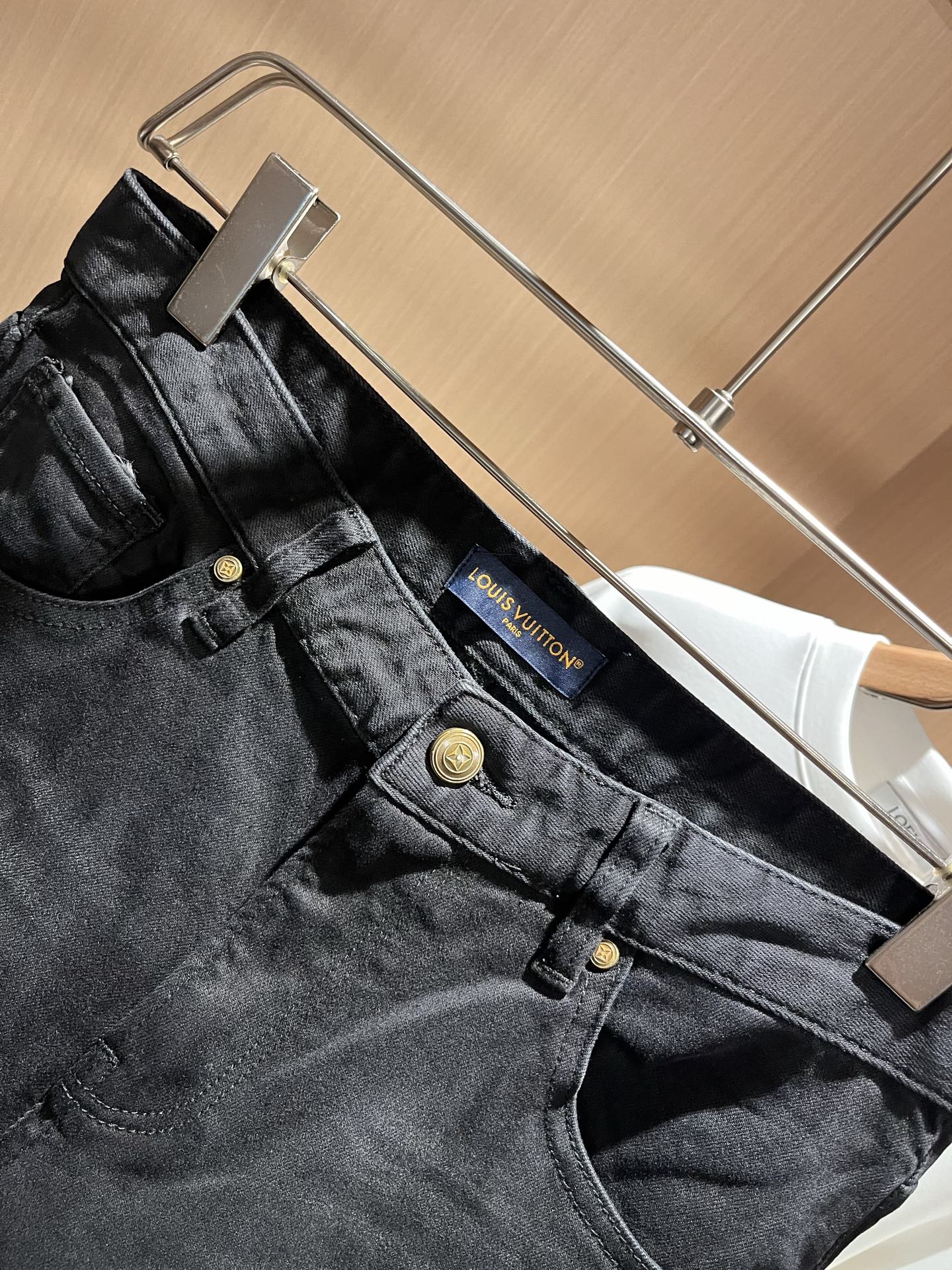   Louis Vuitto*路易*登2025秋冬新款男士经典水洗小直筒牛仔长裤。绝佳的上身性能，百搭之