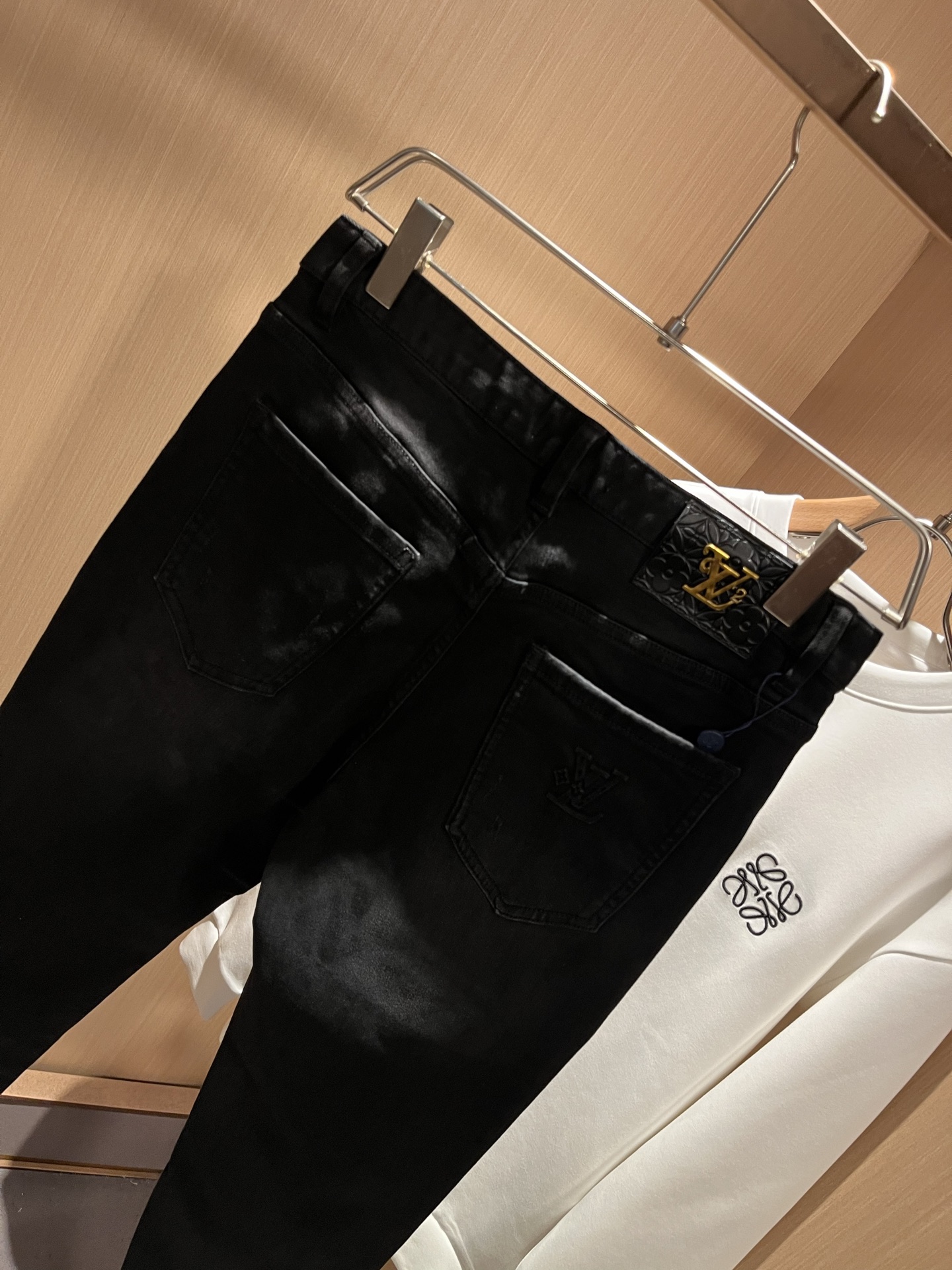   Louis Vuitto*路易*登2025秋冬新款男士经典水洗小直筒牛仔长裤。绝佳的上身性能，百搭之