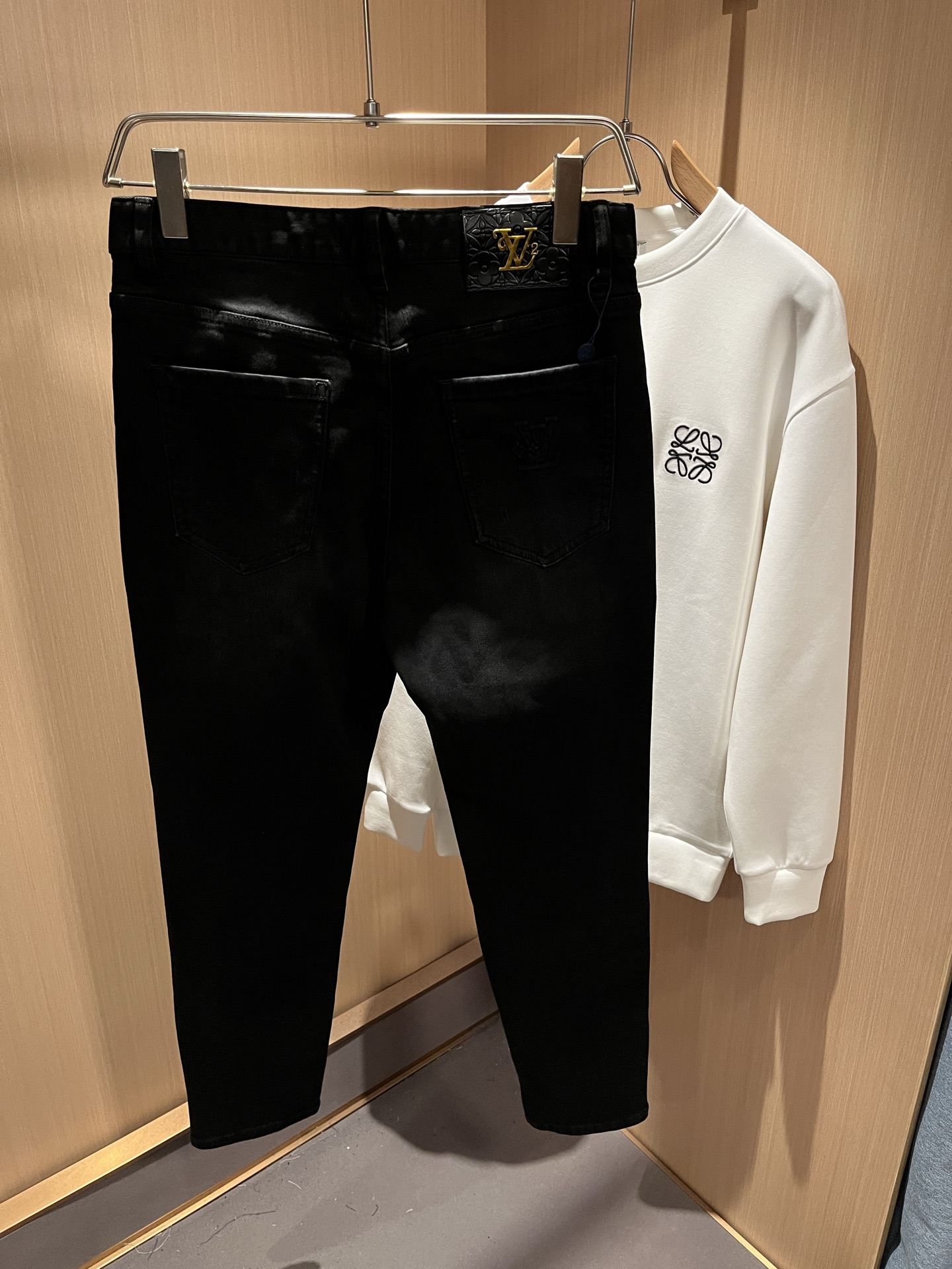   Louis Vuitto*路易*登2025秋冬新款男士经典水洗小直筒牛仔长裤。绝佳的上身性能，百搭之