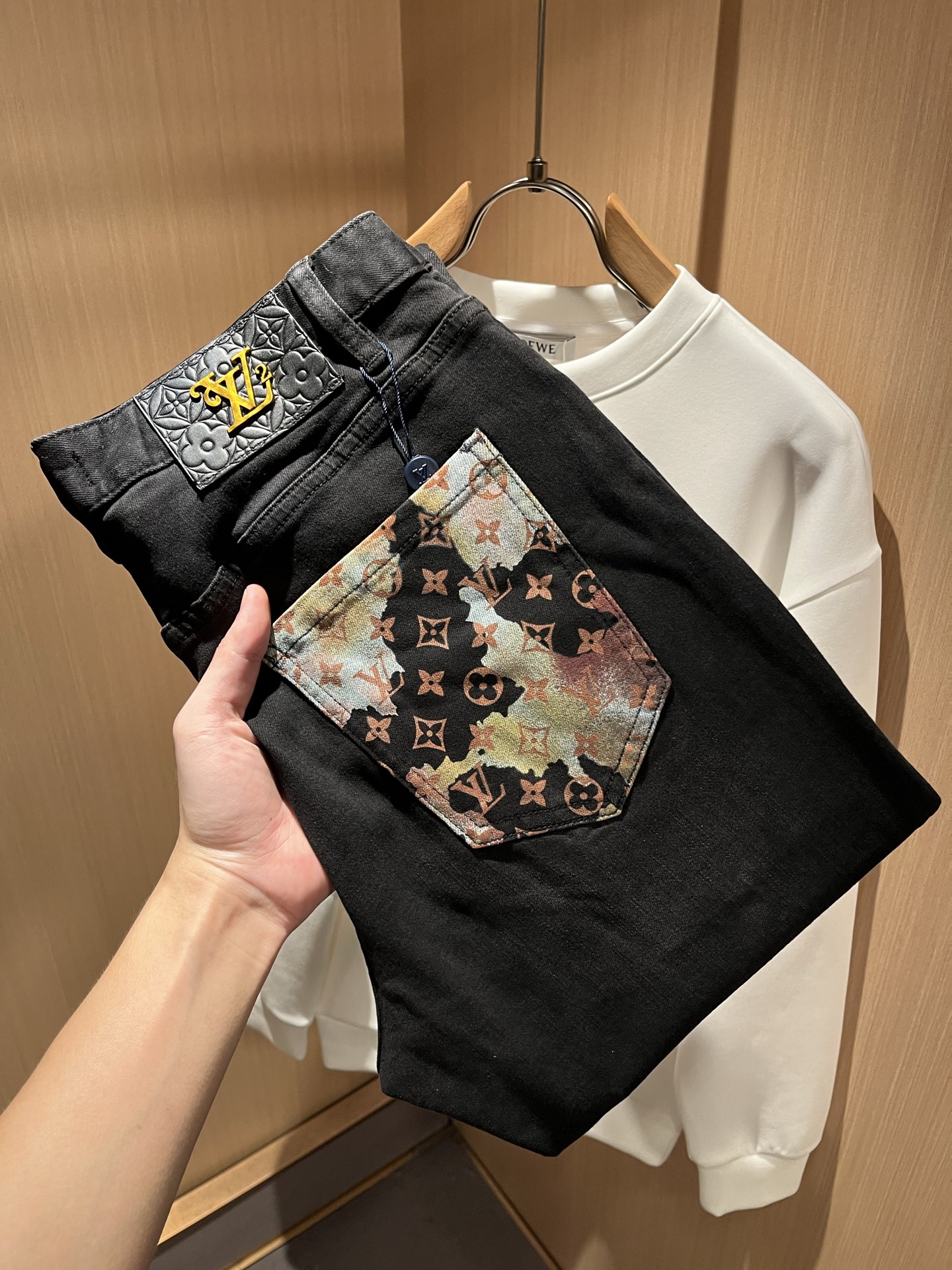 NO:513611,Louis Vuitto*Louis*Deng 2025 autumn and winter new men's classic wash small straight jeans. Excellent upper body performance, a versatile choice, and a great value-for-money sharing!  !  As a classic combination of simple elements for boys, the design logo waist brand pattern decoration!  The classic jeans series of Louis on the road is a legendary item in the industry and a lasting item. Many men with senior economic strength are guests of the Louis family. Countless bigwigs have performed this sentence. This is even circulated in the fashion circle. It is made of top denim jeans. After high-end washing process, it is of great grade and luxury. Nameplate waist brand hardware logo auxiliary material design!  The fabric is excellent and comfortable on the upper body, giving people a full of trendy and fashionable atmosphere, interpreting luxury and trend to the extreme. The classic, exquisite and precise straight-tube cutting design, and the thickness can be even better across all seasons!  Size 29-3835 37, louis vuitton,louis vuitton,alexander wang19860909Louis Vuitto*路易*登2025秋冬新款男士经典水洗小直筒牛仔长裤.绝佳的上身性能,百搭之选,超值性价比分享！！作为男生简约元素经典搭配,设计logo腰牌图案修饰！路遇路易经典仔裤系列,这个一直是业内的传奇单品,也是经久不衰的单品,很多具有资深经济实力的男人都是路易家族的座上客,无数的大佬都曾演绎过,时尚圈更是流传这么一句话,顶级丹宁牛仔面料打造而成,经高端水洗工艺处理后,极具档次与奢华感.铭牌腰牌五金logo辅料设计！面料极好上身舒适,给人满满的潮流时髦气息,将奢华与潮流感演绎到了极致,经典精湛精准的直筒版型裁剪设计,厚度更是能横跨四季必入好款！ 尺码29-3835 37,,louis vuitton,louis vuitton,alexander wang,Men's clothing