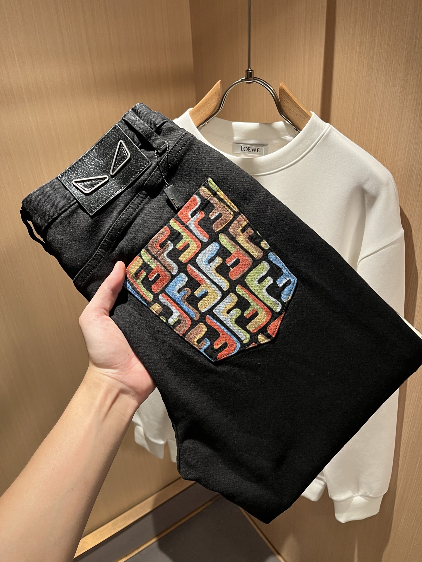 NO:523263,FEN*I FEN*Di 2025 autumn and winter new FD home casual jeans!  Original Italian orders, popular FD family items, high-quality products with full representation and full of specifications, high-quality products that all FD fans are worth buying!  Pure Yidian channel orders, high-end and popular products from the FD family, very popular items at the moment, FD's iconic hardware and leather logo waist brand design!  !  Trendy and beautiful, full of trendy atmosphere, extremely high grade and specifications, giving people a strong visual impact, with extremely high recognition, top-grade denim fabric, created, soft, delicate and comfortable, and the quality is quite high-end and classy!  Perfectly interprets the charm of the brand and leaves a deep impression. It is more fashionable and charming, simple, generous and fashionable, and has no pressure on the outfit!  Size 29-3835 37, fendi,dior,jeans,alexander wang19860909FEN*I 芬*迪2025秋冬新款FD家休闲牛仔裤！意大利原厂订单,FD家族人气单品,代表性十足,规格感十足的精品,所有FD粉丝都值得抢购的精品！纯正意代渠道订单,FD家族的高奢人气爆款产物,当下十分火爆的单品,FD标志性五金皮革logo腰牌设计！！新潮又好看,潮流气息感十足,档次规格感极高,给人的视觉冲击感相当强烈,有着极高的辨识度,顶级丹宁面料,打造,触感柔软细腻舒适,品相相当高级有档次！完美诠释品牌魅力,给人留下深刻印象.更具时尚与韵味,简约大方时尚,对于穿搭更是毫无压力！尺码29-3835 37,,fendi,dior,jeans,alexander wang,Men's clothing