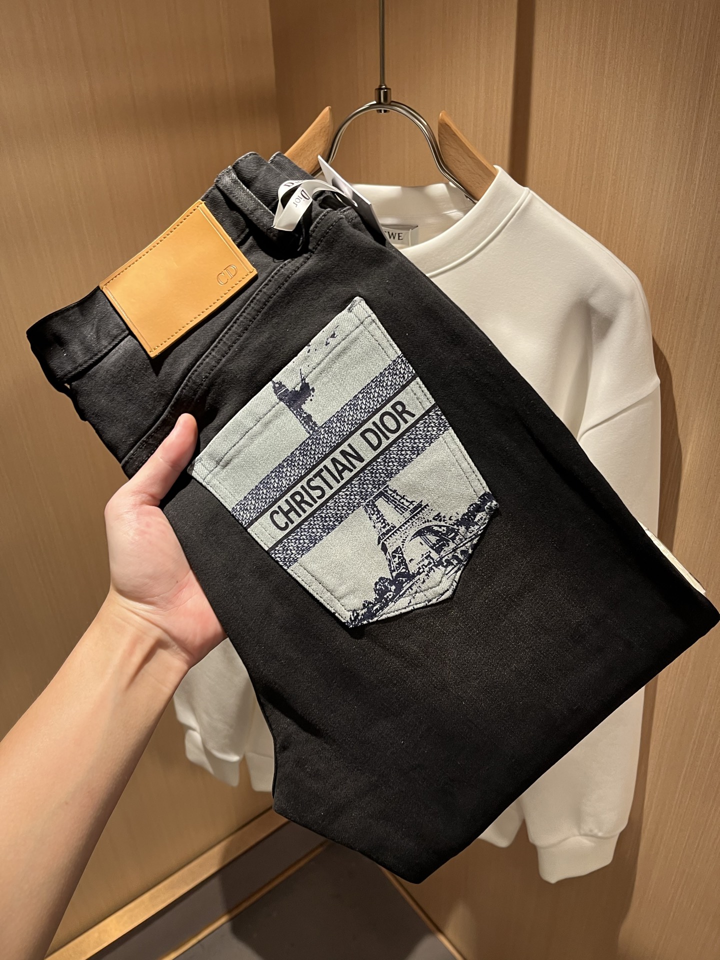 NO:523267,Dio*r Dijia 2025 Autumn and Winter Men's Washed Small Straight Jeans!  Trading company channel is awesome, excellent quality, versatile versatile pants king in the fashion circle, European and American street photography mid-to-high frequency wear demonstration, pocket design logo pressing design!  Original leather logo waist brand modification!  And it is a must-have item for luxury brands every season!  Very pure and minimalist design tone!  Adhering to the D family's consistent fashion proposition, it is quite eye-catching, and it demonstrates its ingenious craftsmanship and strongly posits its brand identity!  Customized Italian tannin fabrics are invincible in texture and have a charm, perfect style and tailoring, and excellent slimming effect. They can sweep the wardrobe and match any top set. They are widely compatible and casual, with full upper body shapes and invincible fashionable and versatile!  Size 29 -3835 37,,dior,dior,dior,jeans,alexander wang19860909Dio*r 迪家 2025秋冬男士水洗小直筒牛仔裤！贸易公司渠道牛货,品相超赞,时尚圈万能的百搭裤王,欧美街拍中高频穿搭示范,口袋设计logo压胶设计！原版皮革logo腰牌修饰！且是奢侈品牌每季必出的单品！非常纯粹极简的设计基调！秉承了D家一贯的时尚主张,颇具看点,即彰显了匠心工艺又有力的标榜了品牌身份！客供意大利定制丹宁面料,质感无敌赞,颇具韵味,版型剪裁完美,提臀修身显瘦效果极佳,可横扫衣橱任何的上装搭配,兼容性广泛,休闲兼备,上身型款十足,无敌的时髦百搭神品！尺码29 -3835 37,,dior,dior,dior,jeans,alexander wang,Men's clothing