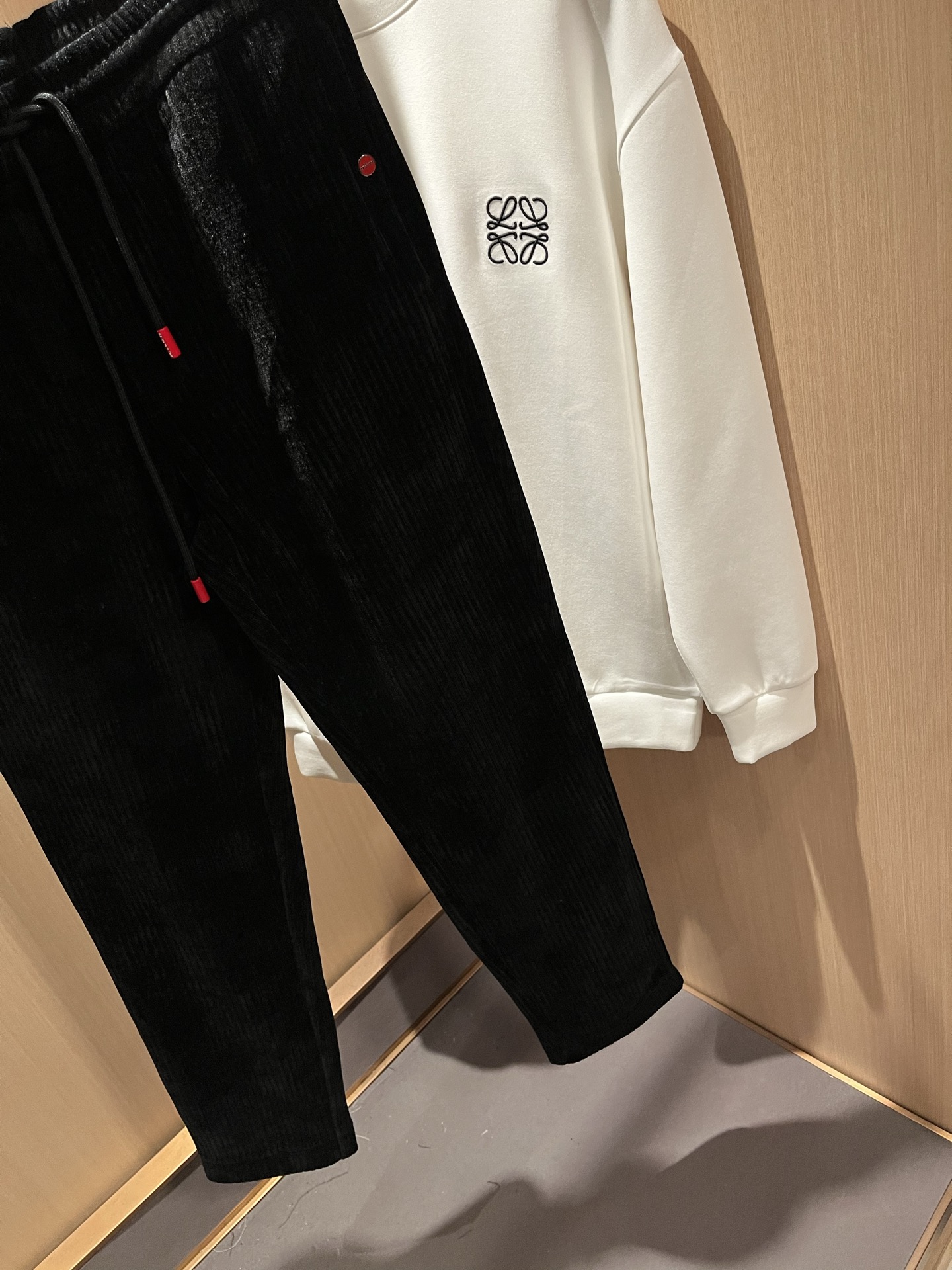  Kiton 2025秋冬新品男士高端休闲百搭休闲裤！对于粉丝来说，这样大气的经典设计足矣一眼种草，是今