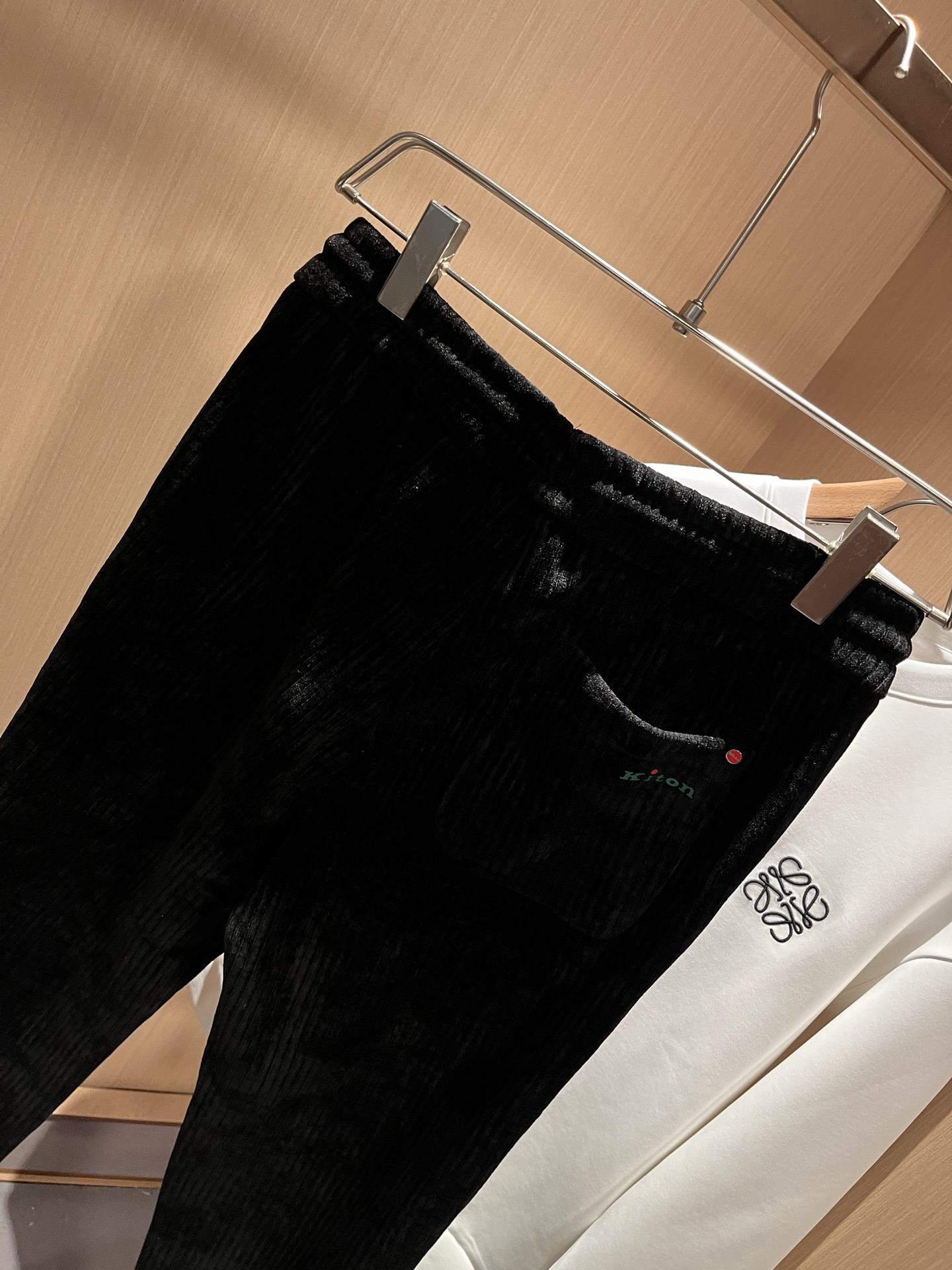  Kiton 2025秋冬新品男士高端休闲百搭休闲裤！对于粉丝来说，这样大气的经典设计足矣一眼种草，是今