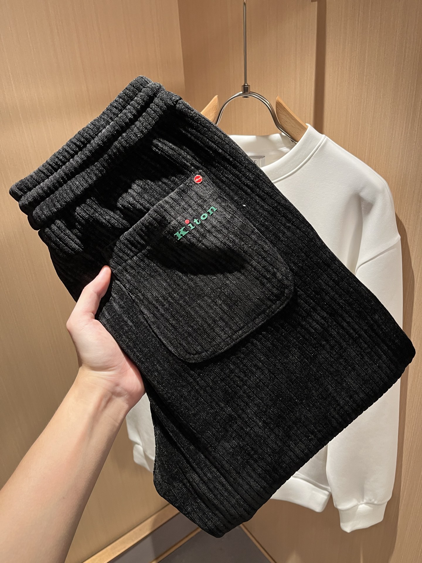  Kiton 2025秋冬新品男士高端休闲百搭休闲裤！对于粉丝来说，这样大气的经典设计足矣一眼种草，是今