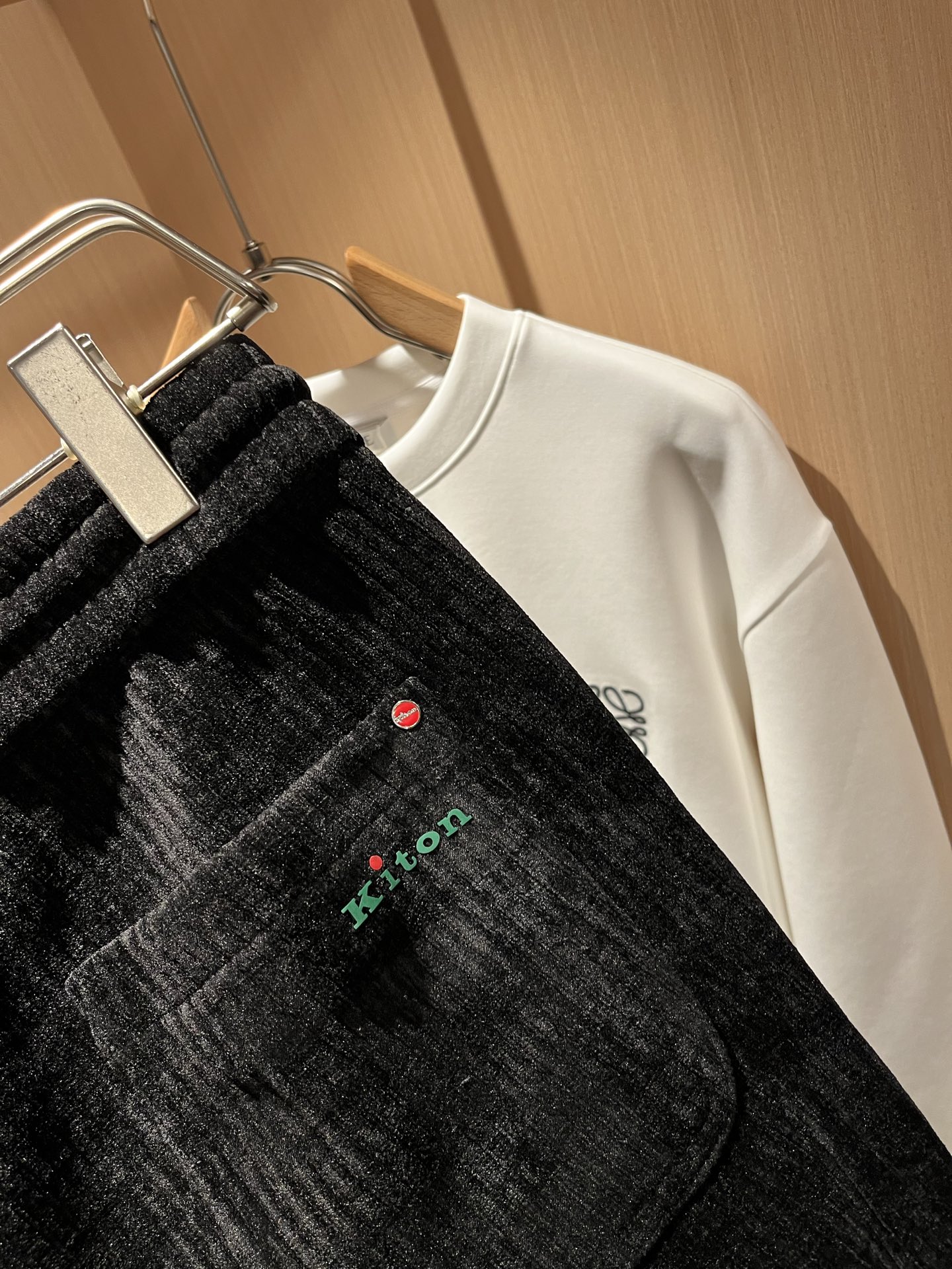  Kiton 2025秋冬新品男士高端休闲百搭休闲裤！对于粉丝来说，这样大气的经典设计足矣一眼种草，是今