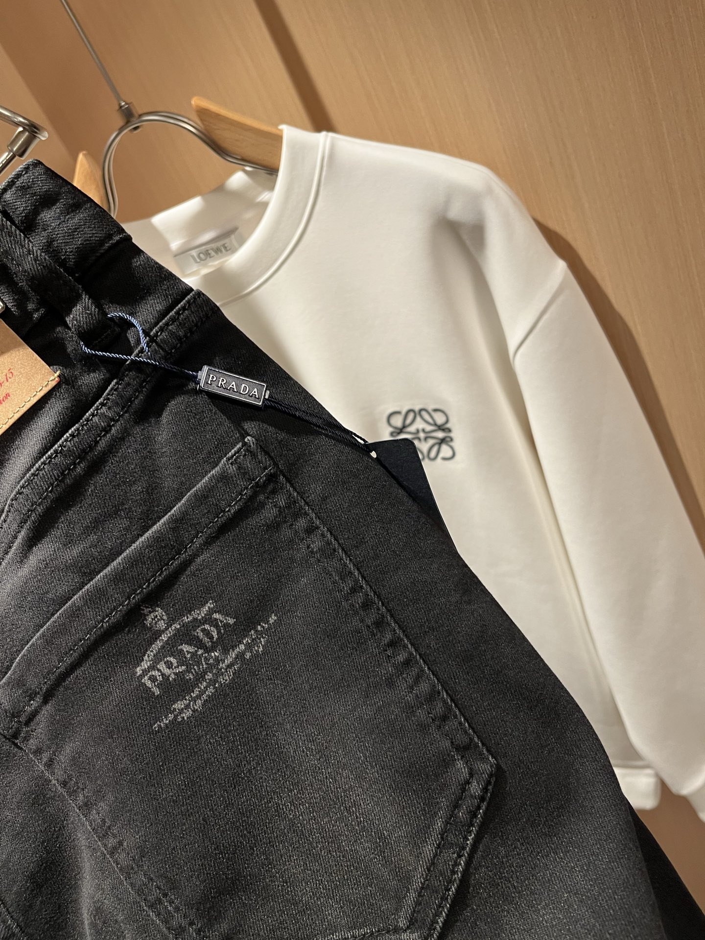   PRA*DA 普拉达 2025秋冬新品发售！牛仔高级百搭实用主义不哗众取宠！港澳台地区限定款！！立体