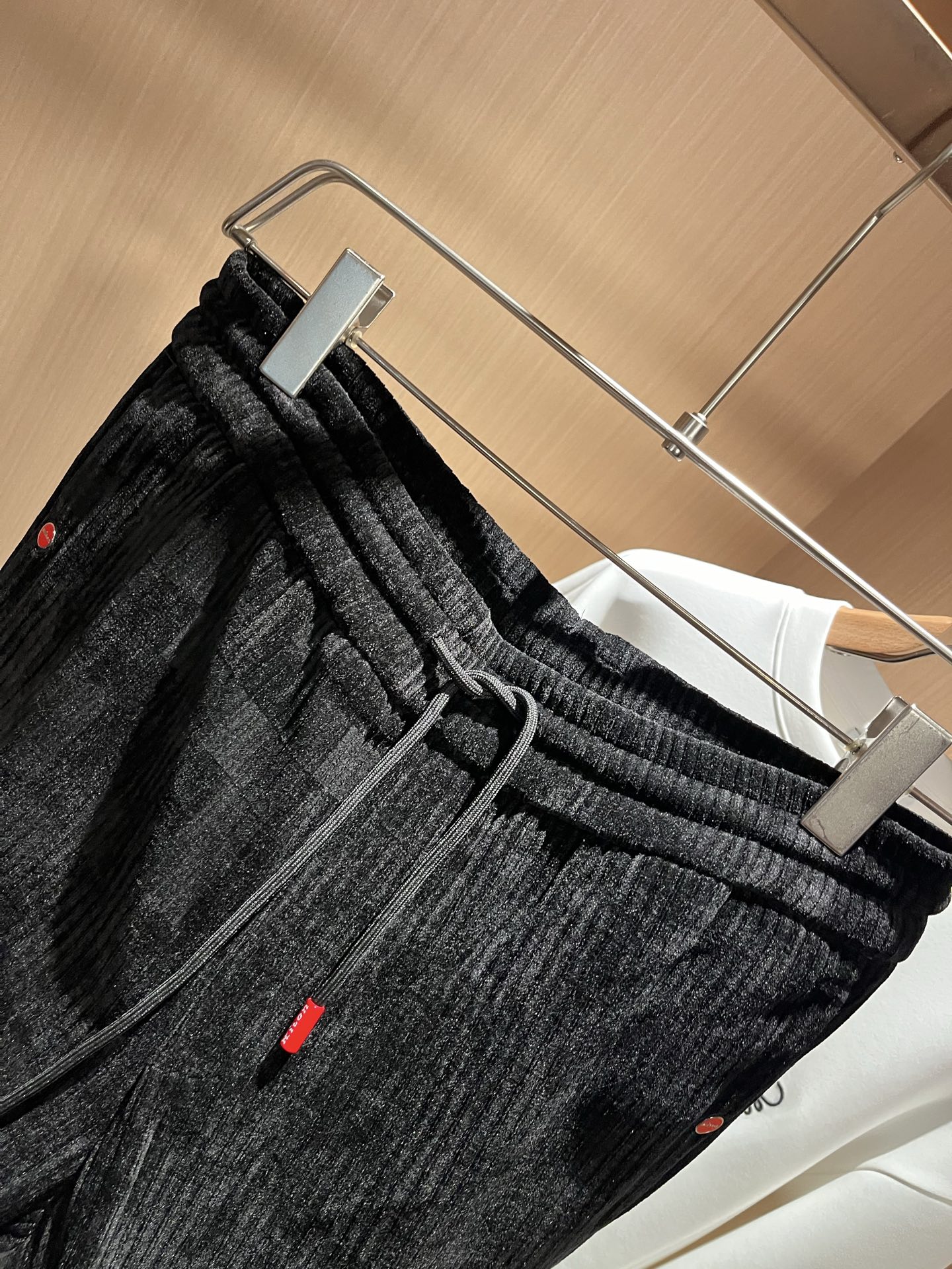  Kiton 2025秋冬新品男士高端休闲百搭休闲裤！对于粉丝来说，这样大气的经典设计足矣一眼种草，是今