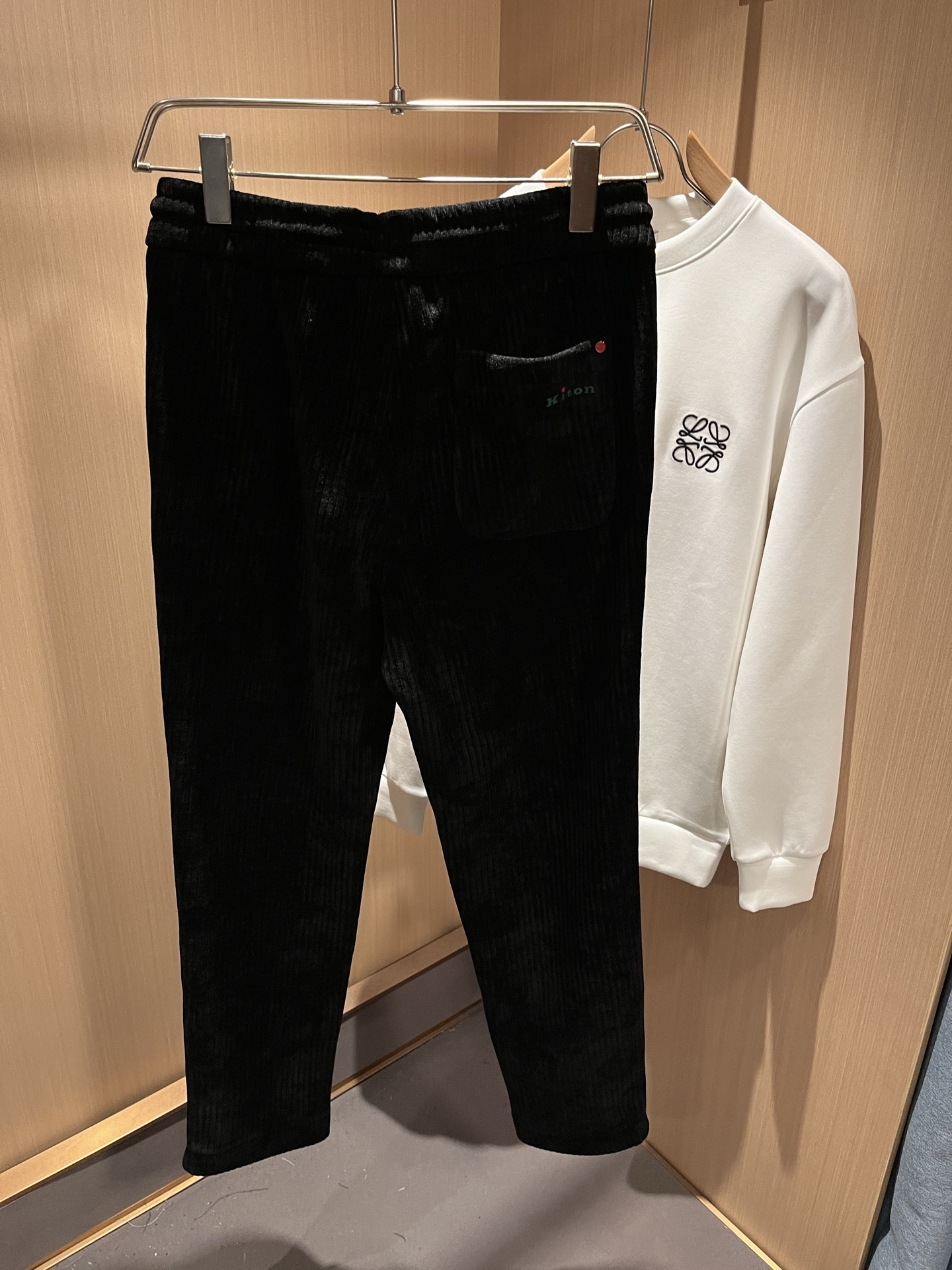  Kiton 2025秋冬新品男士高端休闲百搭休闲裤！对于粉丝来说，这样大气的经典设计足矣一眼种草，是今