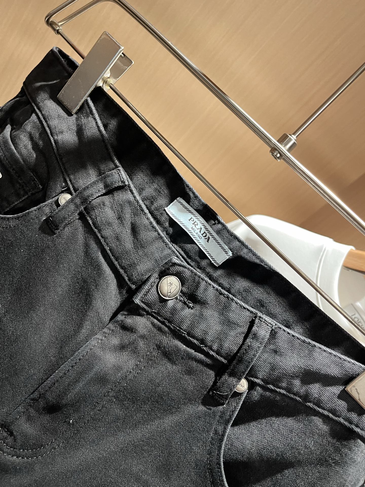   PRA*DA 普拉达 2025秋冬新品发售！牛仔高级百搭实用主义不哗众取宠！港澳台地区限定款！！立体