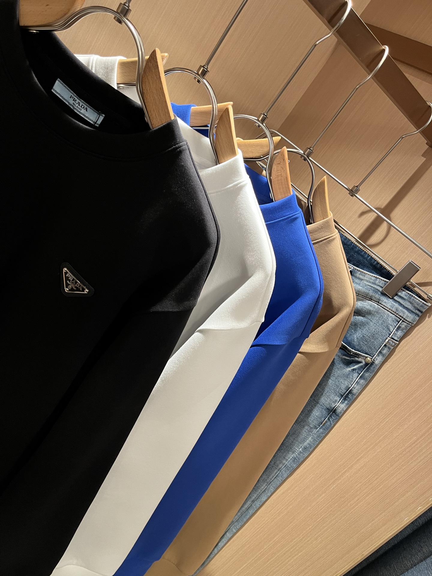  PRAD*A普*达2025秋冬新款男女同款👫长袖卫衣，最新款全网独家首上！！~既经典有时尚百搭，谁不爱