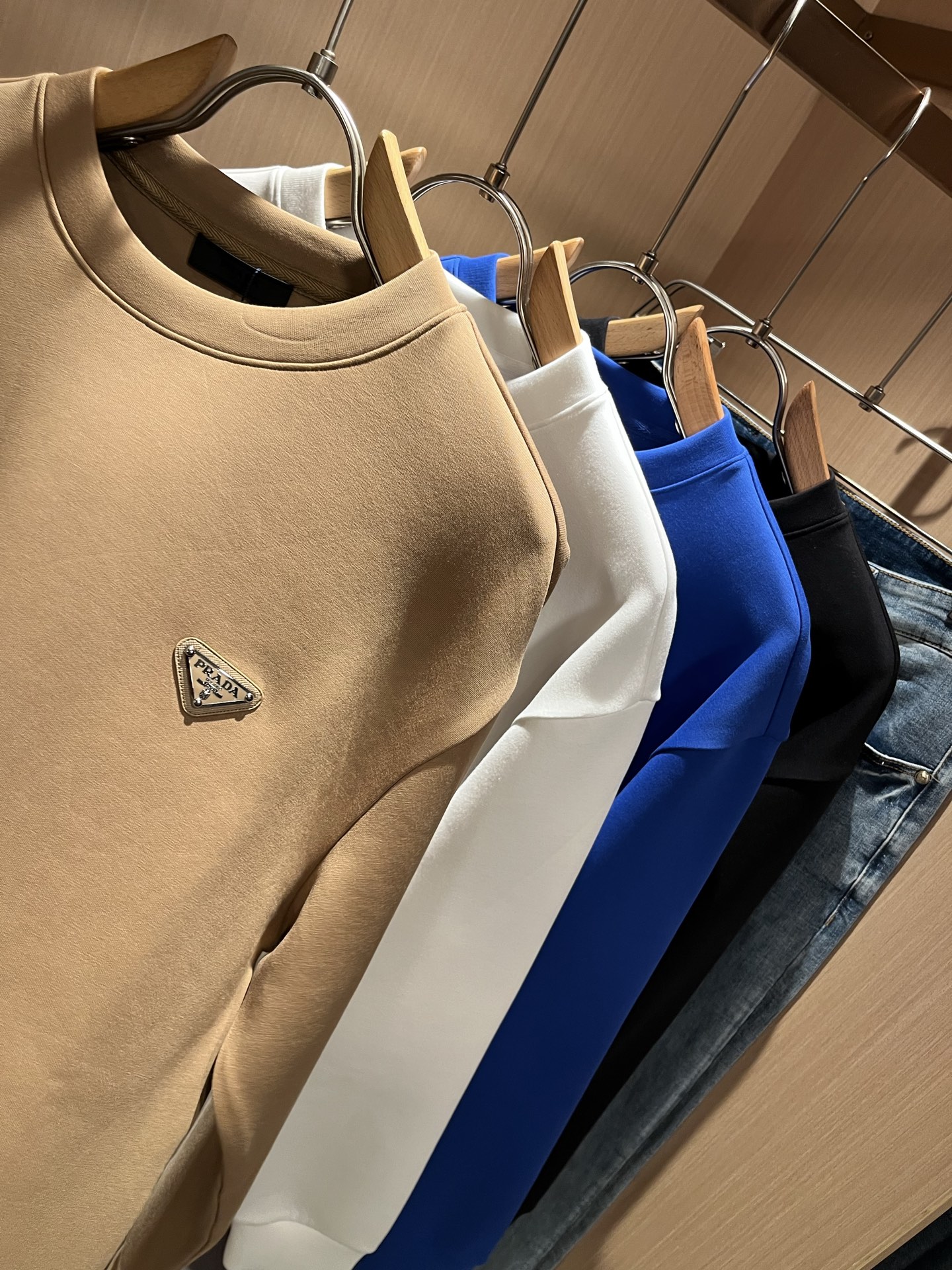  PRAD*A普*达2025秋冬新款男女同款👫长袖卫衣，最新款全网独家首上！！~既经典有时尚百搭，谁不爱