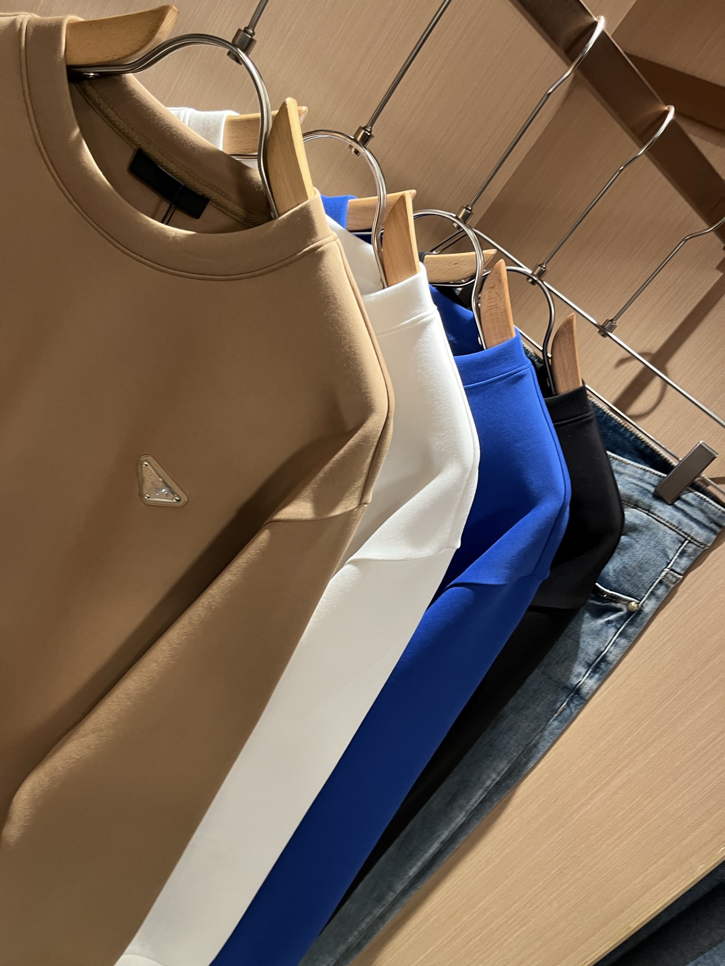  PRAD*A普*达2025秋冬新款男女同款👫长袖卫衣，最新款全网独家首上！！~既经典有时尚百搭，谁不爱