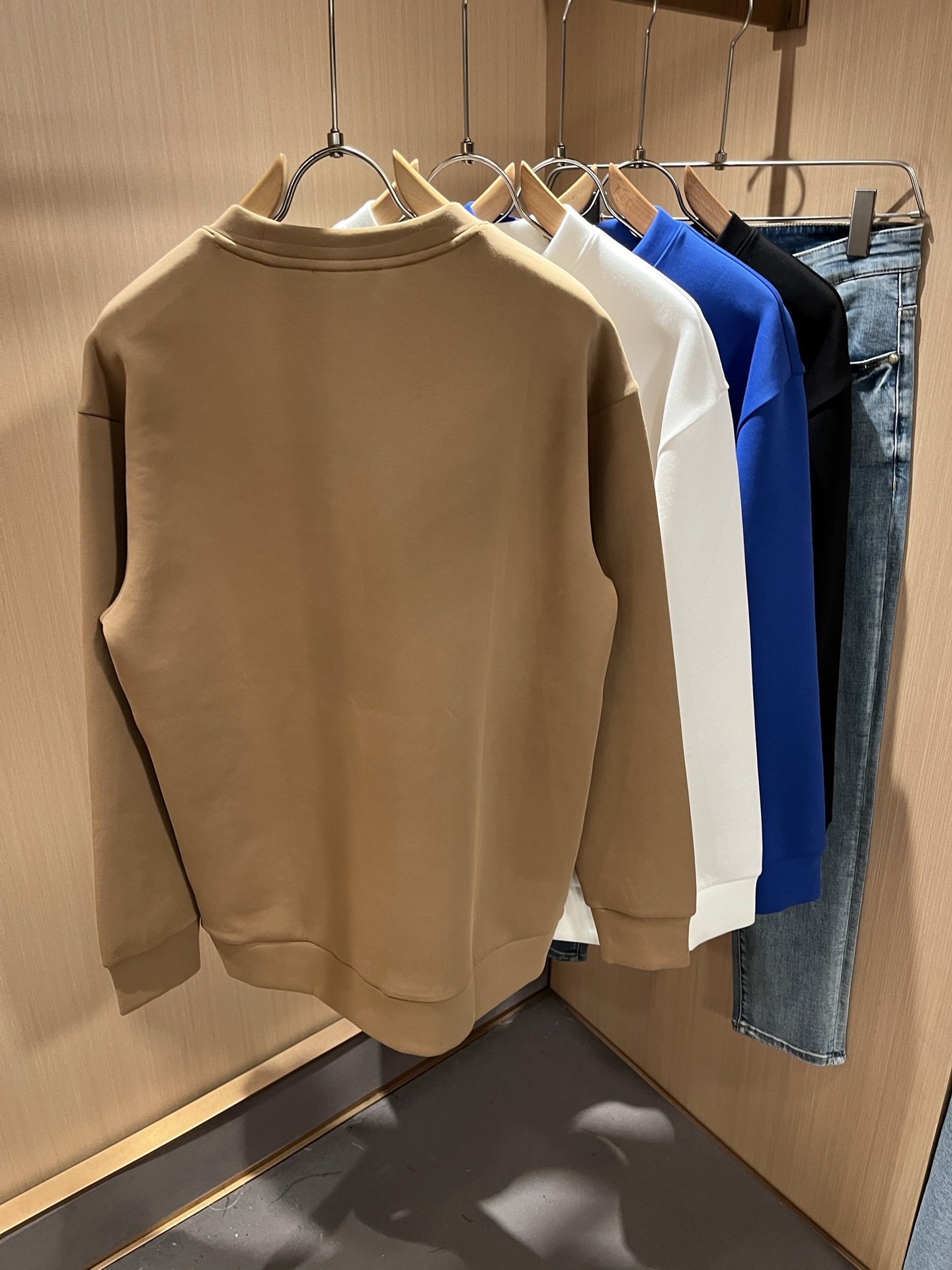  PRAD*A普*达2025秋冬新款男女同款👫长袖卫衣，最新款全网独家首上！！~既经典有时尚百搭，谁不爱