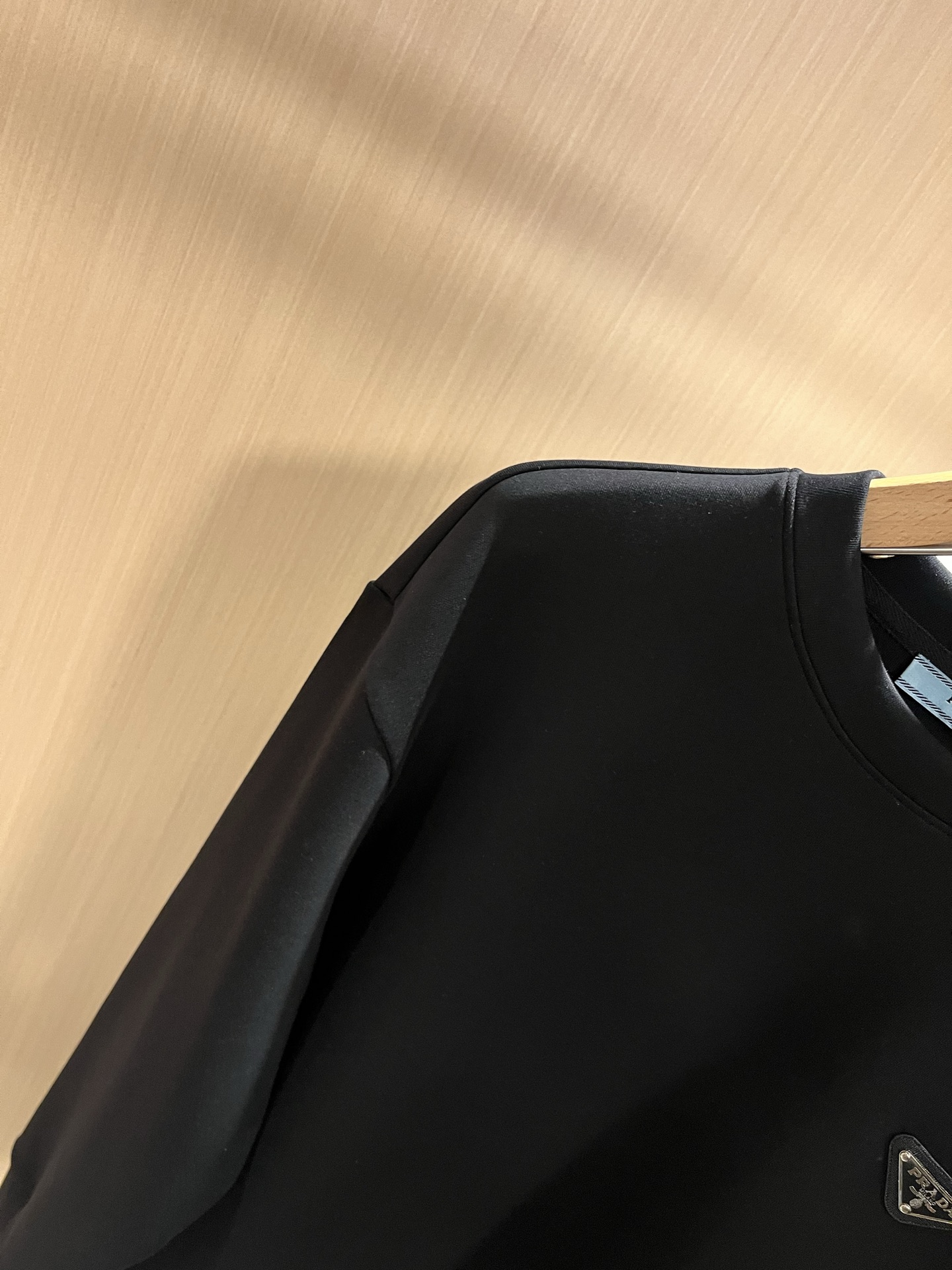  PRAD*A普*达2025秋冬新款男女同款👫长袖卫衣，最新款全网独家首上！！~既经典有时尚百搭，谁不爱