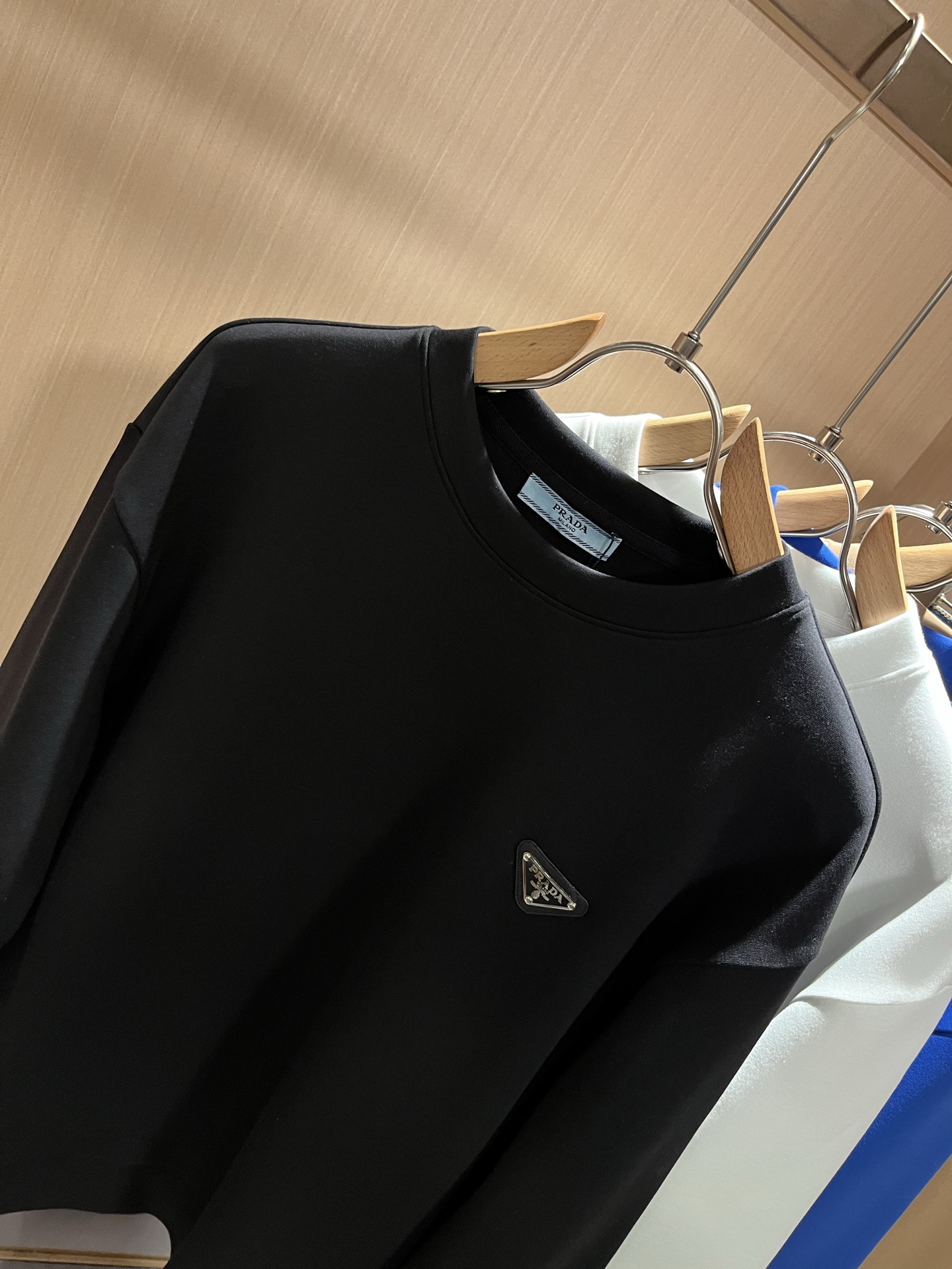  PRAD*A普*达2025秋冬新款男女同款👫长袖卫衣，最新款全网独家首上！！~既经典有时尚百搭，谁不爱