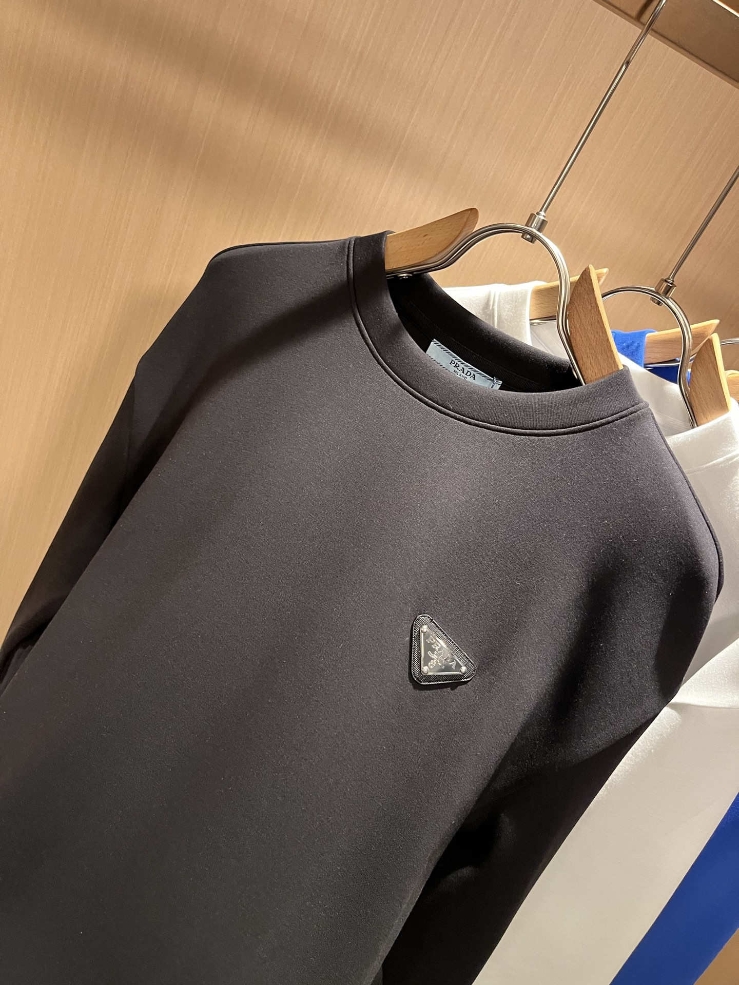  PRAD*A普*达2025秋冬新款男女同款👫长袖卫衣，最新款全网独家首上！！~既经典有时尚百搭，谁不爱