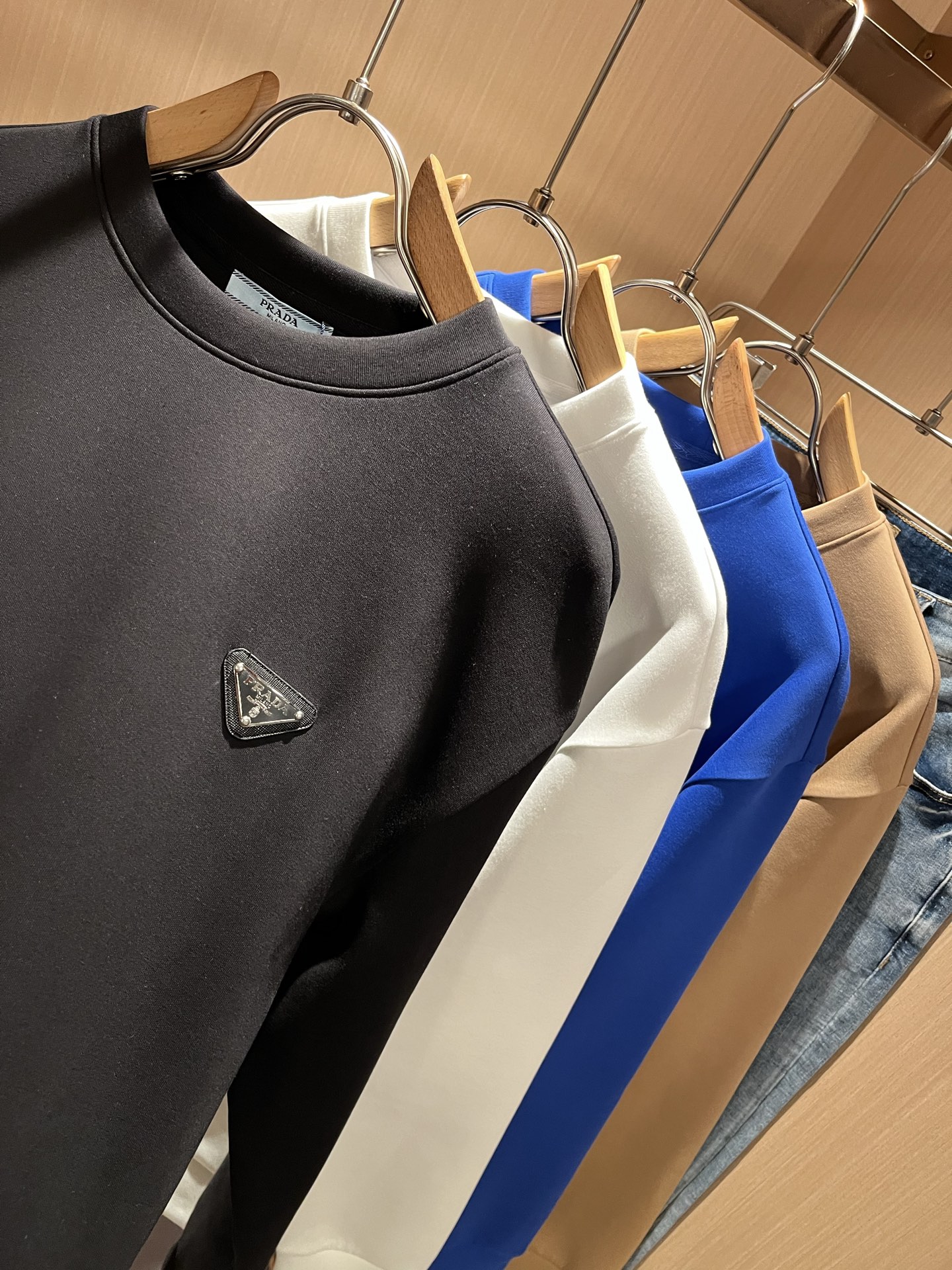  PRAD*A普*达2025秋冬新款男女同款👫长袖卫衣，最新款全网独家首上！！~既经典有时尚百搭，谁不爱