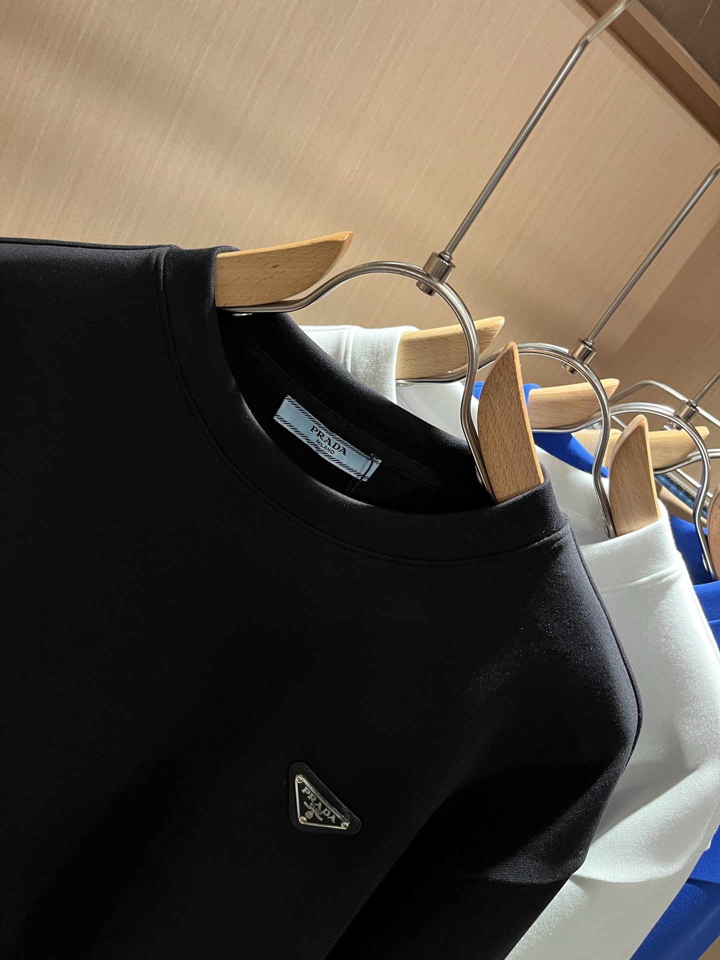  PRAD*A普*达2025秋冬新款男女同款👫长袖卫衣，最新款全网独家首上！！~既经典有时尚百搭，谁不爱